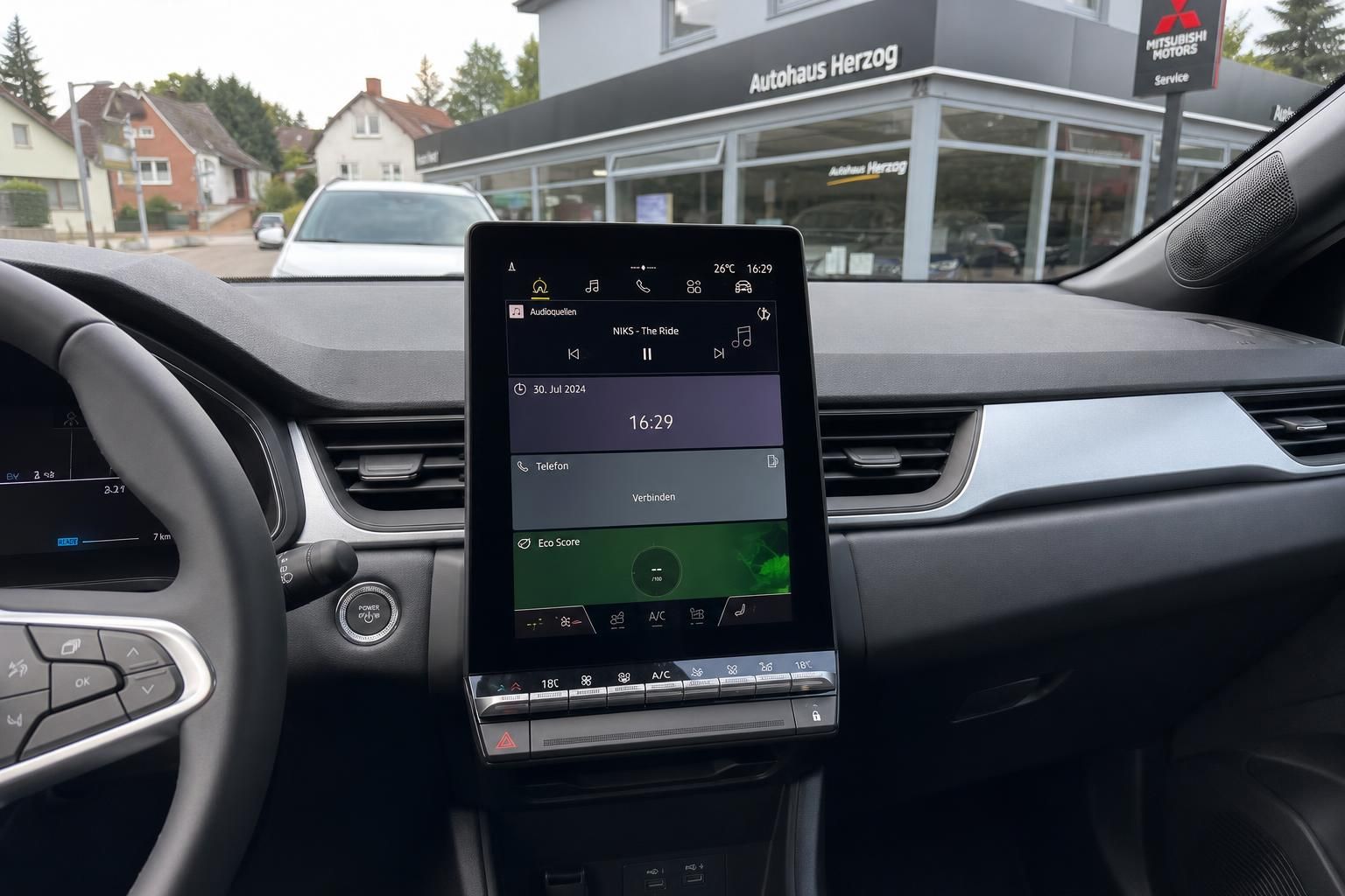 Touchscreen Infotainmentsystem mit Klimabedienung im Fahrzeugcockpit