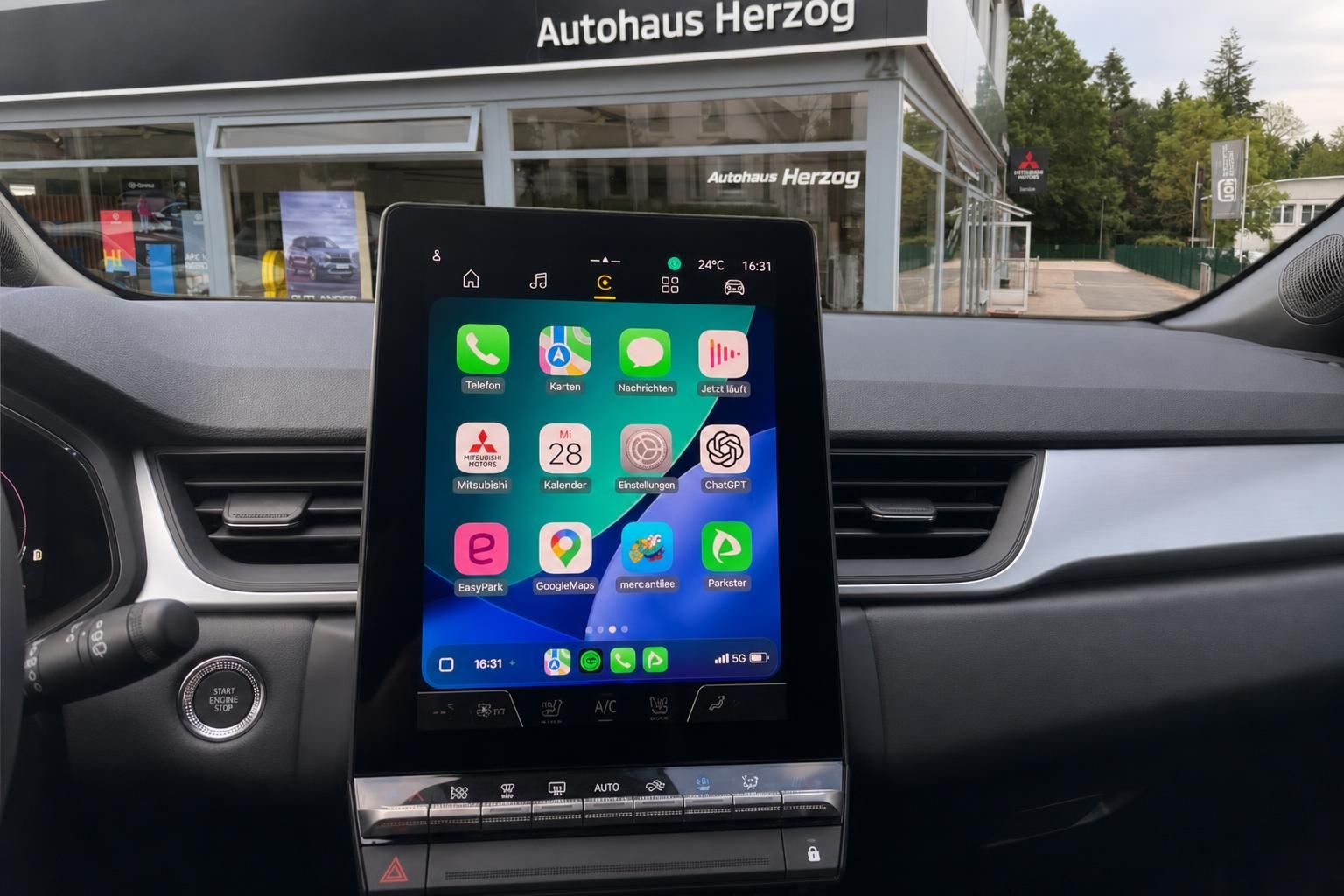 Infotainment Display mit Apple CarPlay Apps im Fahrzeuginnenraum