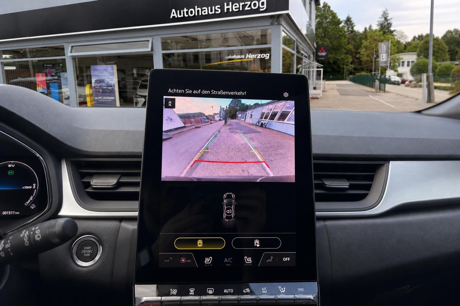Rückfahrkamera Anzeige auf Touchscreen im Fahrzeug Cockpit