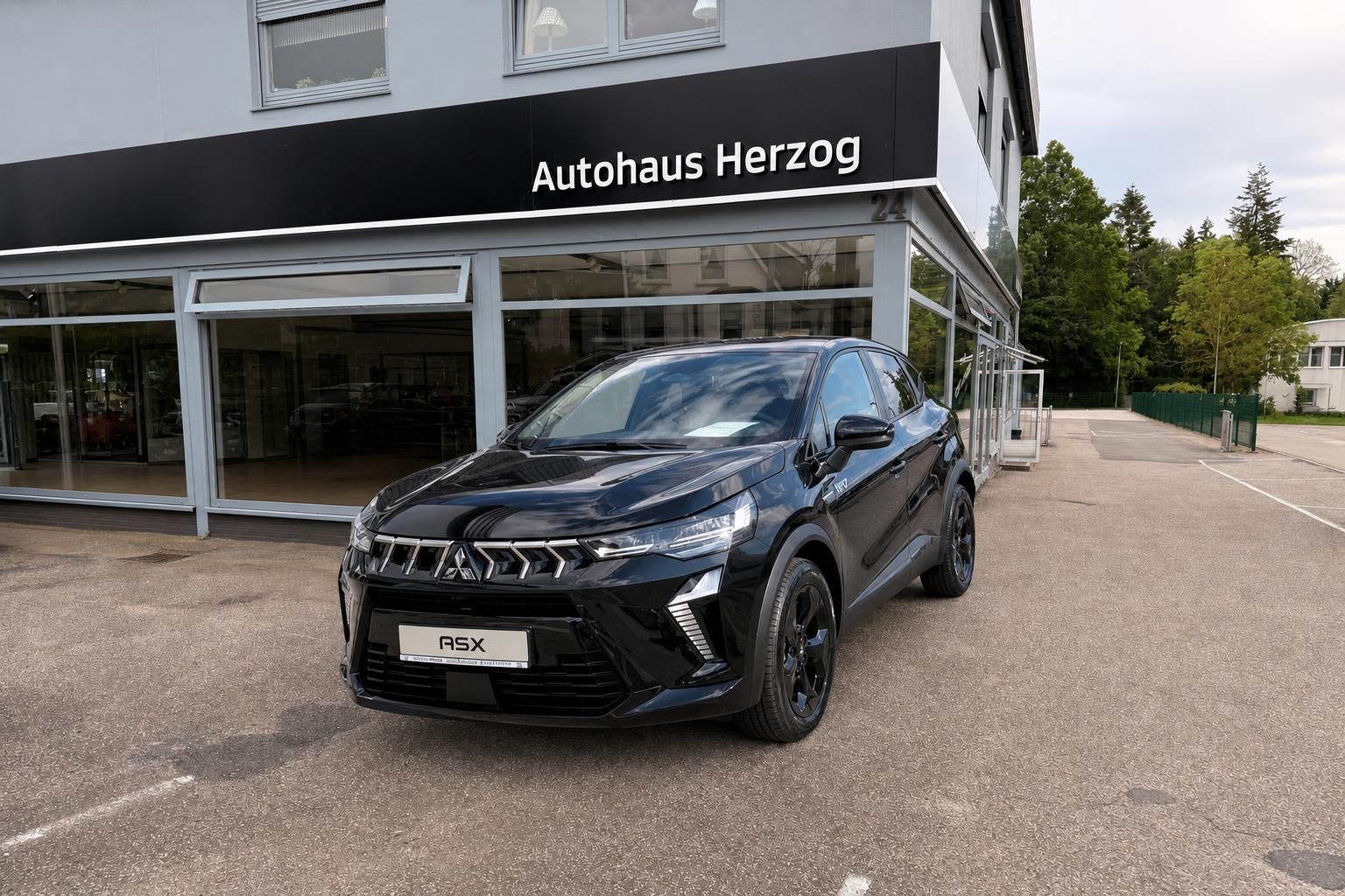 Mitsubishi ASX schwarz Frontansicht vor Autohaus Herzog