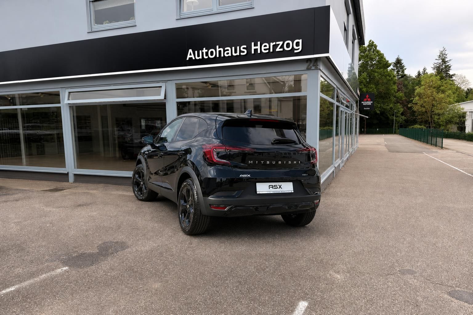 Mitsubishi ASX schwarz Heckansicht vor Autohaus