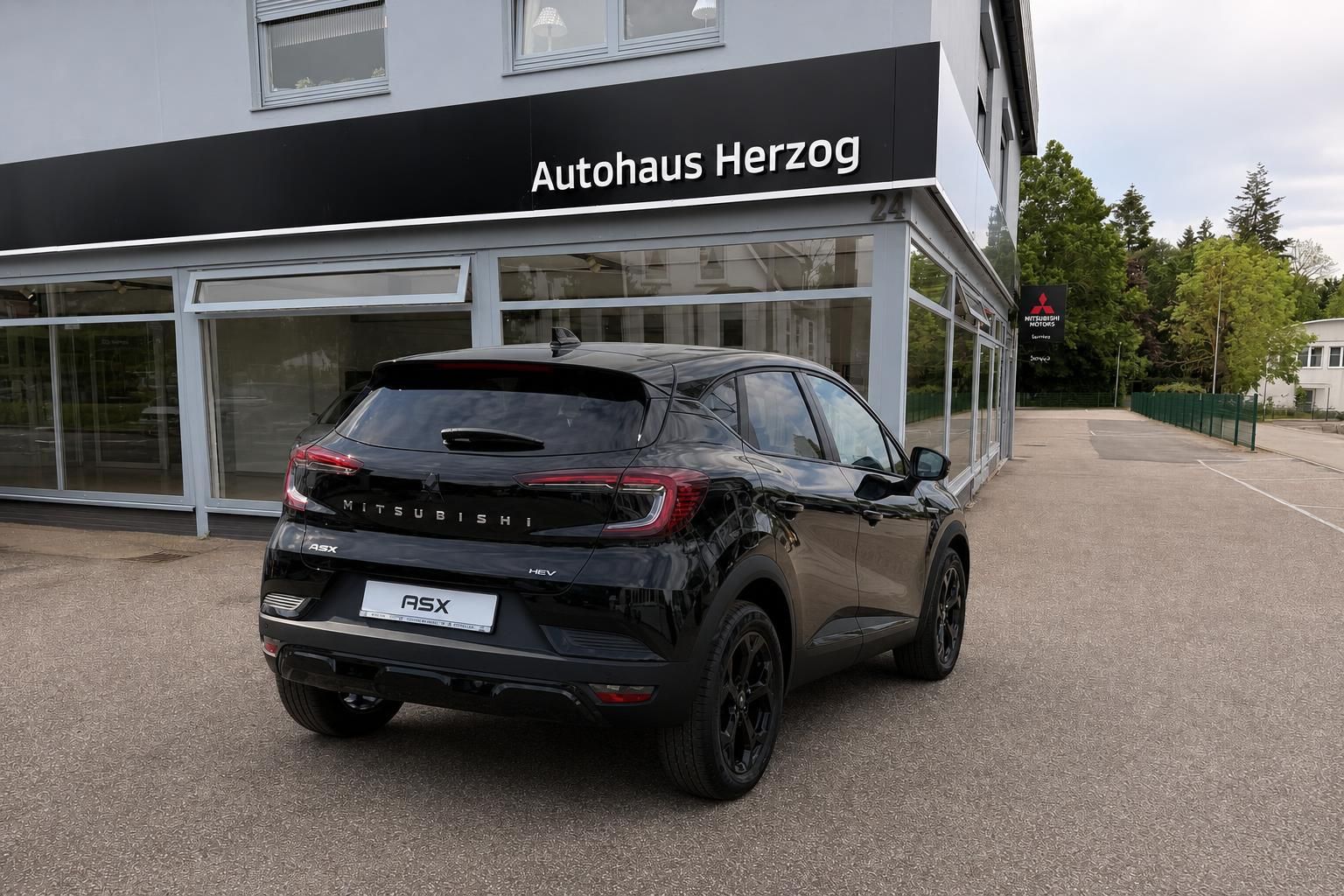 Mitsubishi ASX HEV schwarz Heckansicht seitlich