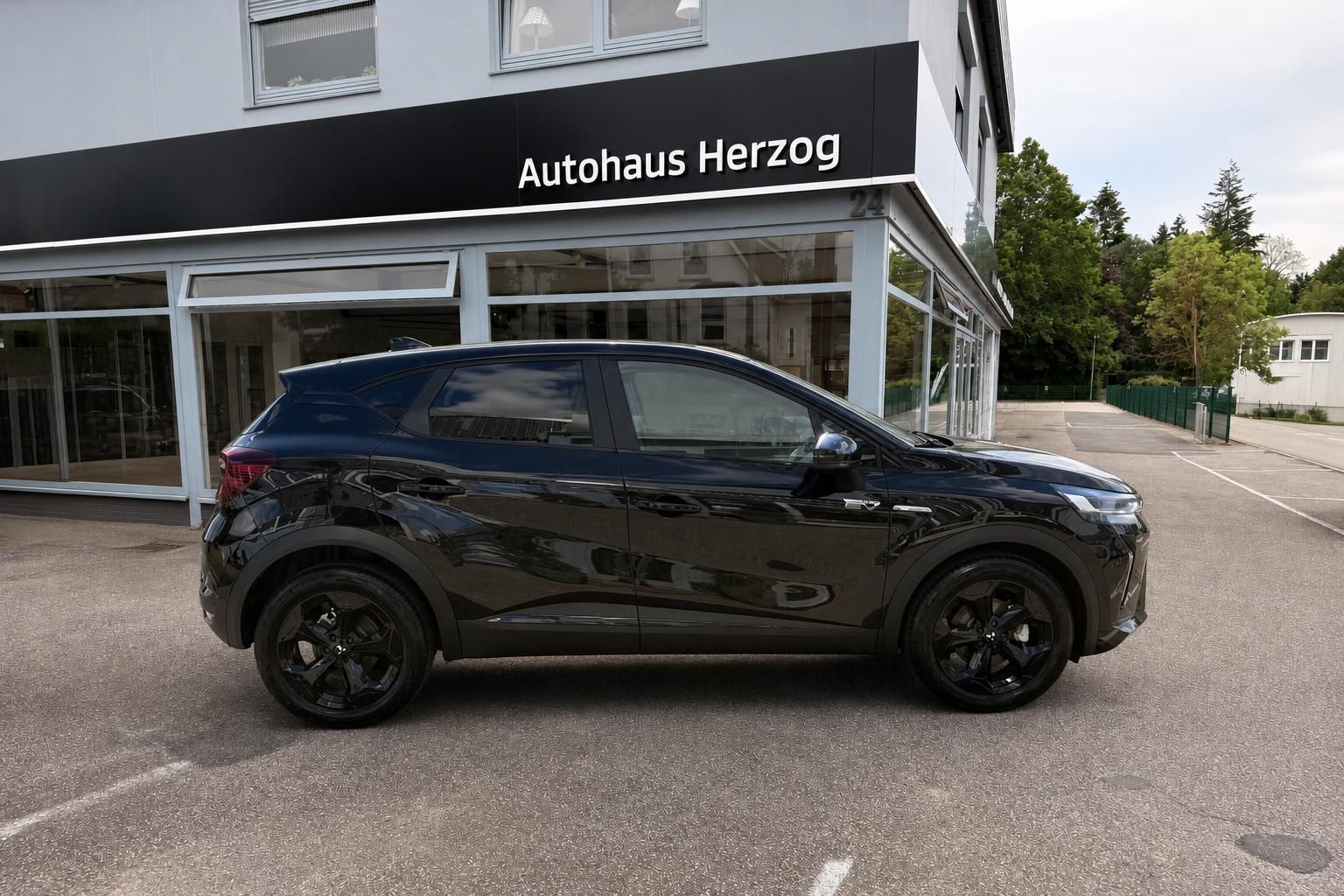 Mitsubishi ASX schwarz Seitenansicht vor Autohaus Herzog