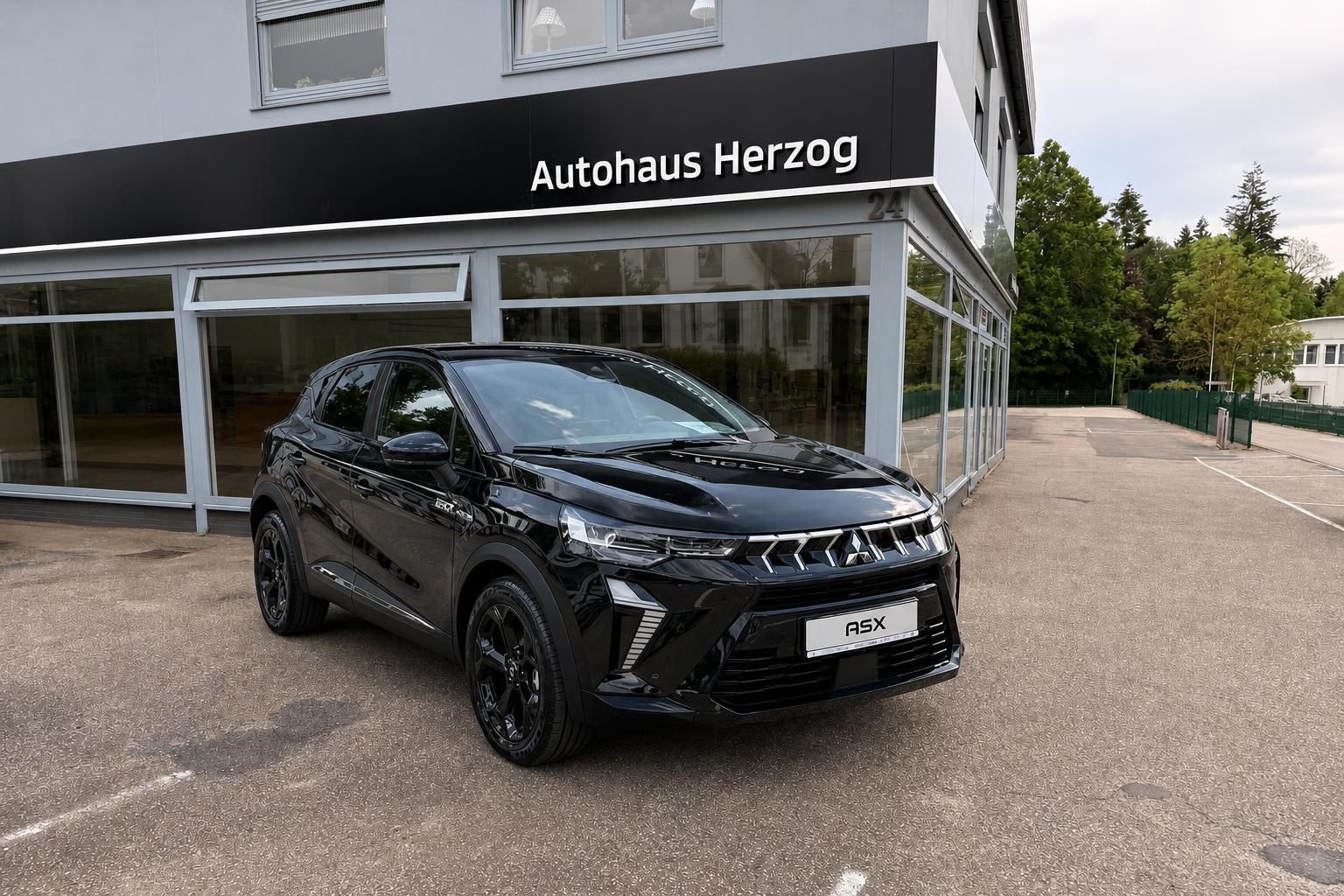 Mitsubishi ASX schwarz Frontansicht schraeg beim Haendler