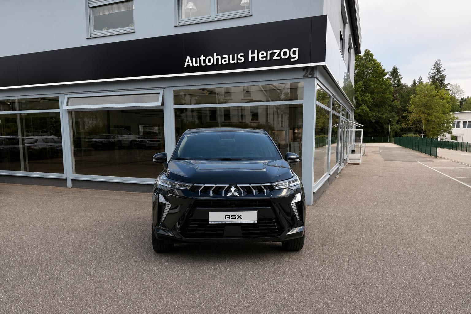 Mitsubishi ASX schwarz Frontansicht vor Autohaus Herzog