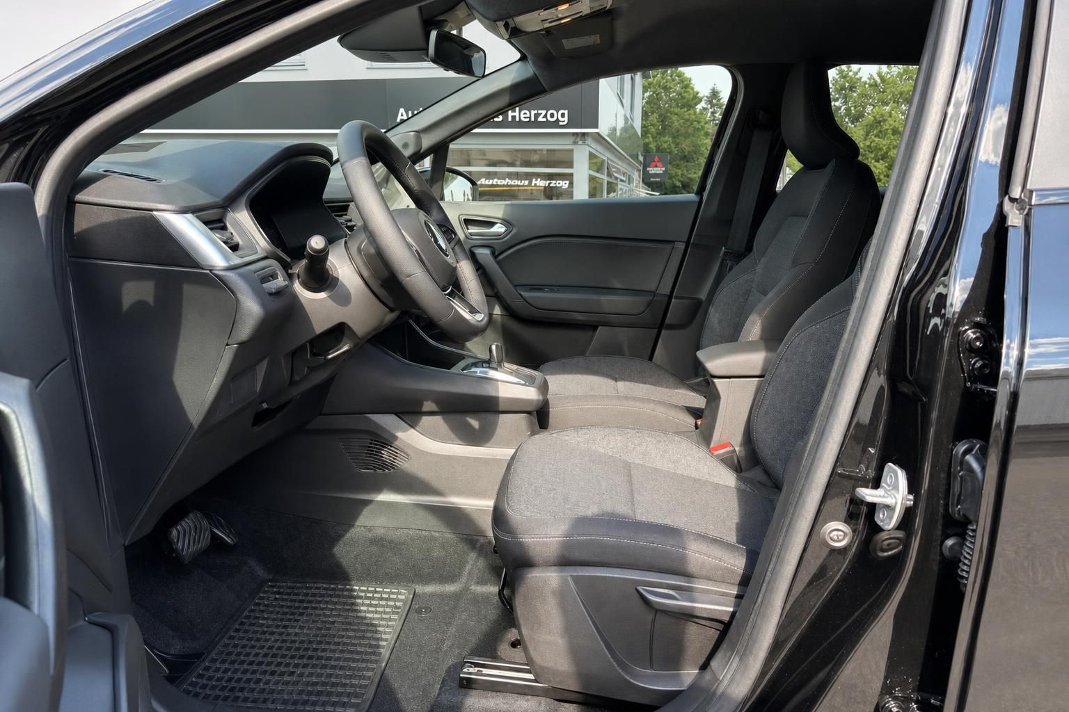 Mitsubishi ASX Innenraum Vordersitze und Cockpit Ansicht