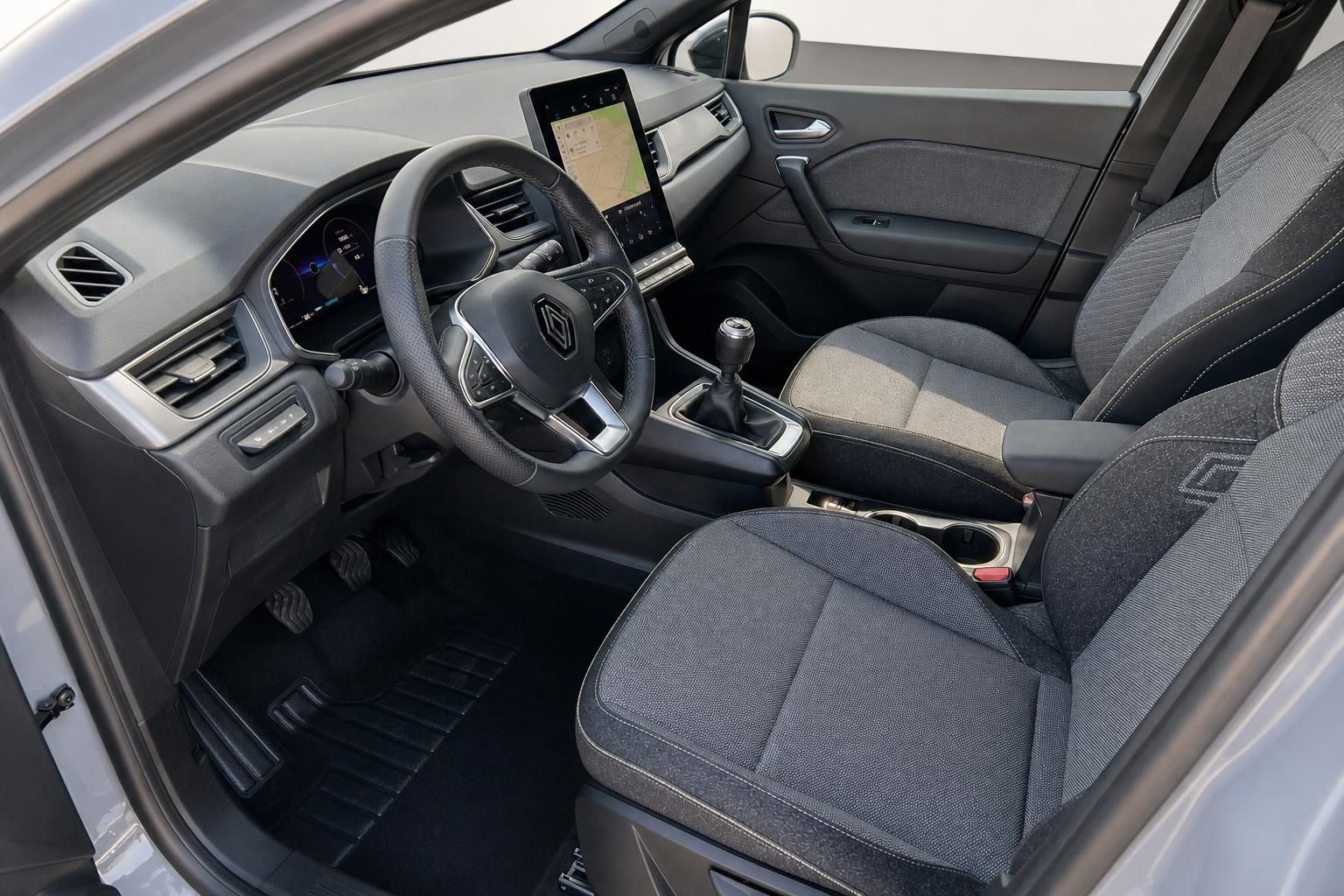 Renault Captur Innenraum mit Lenkrad, Touchscreen und Stoffsitzen