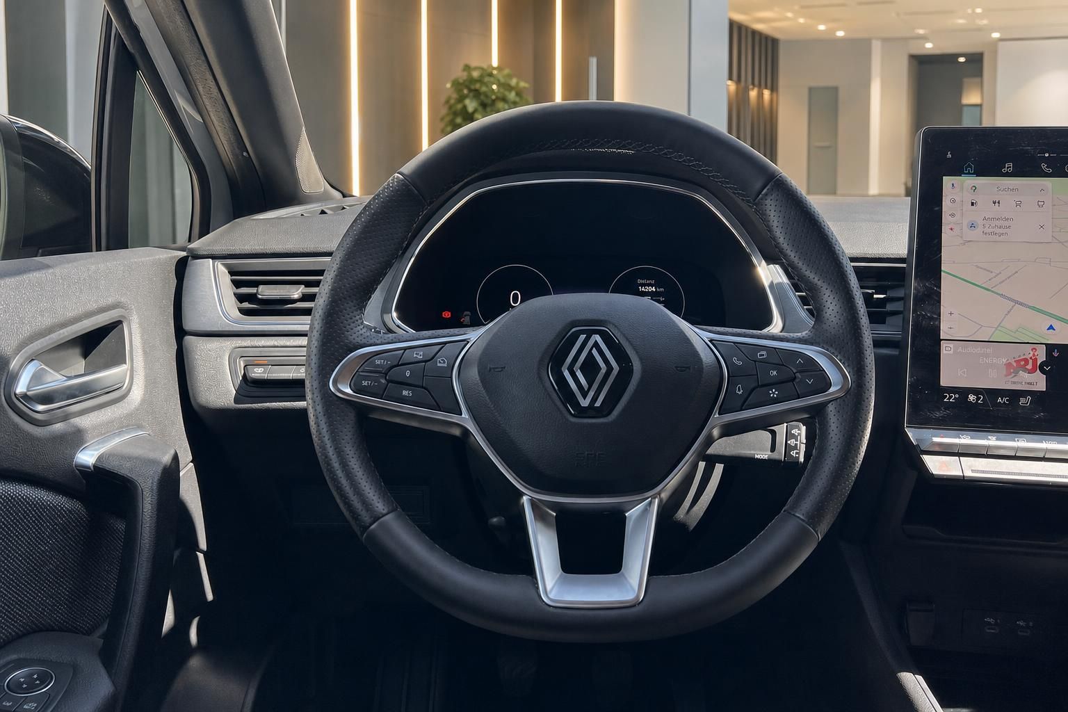 Renault Lenkrad mit Multifunktionstasten und digitalem Kombiinstrument