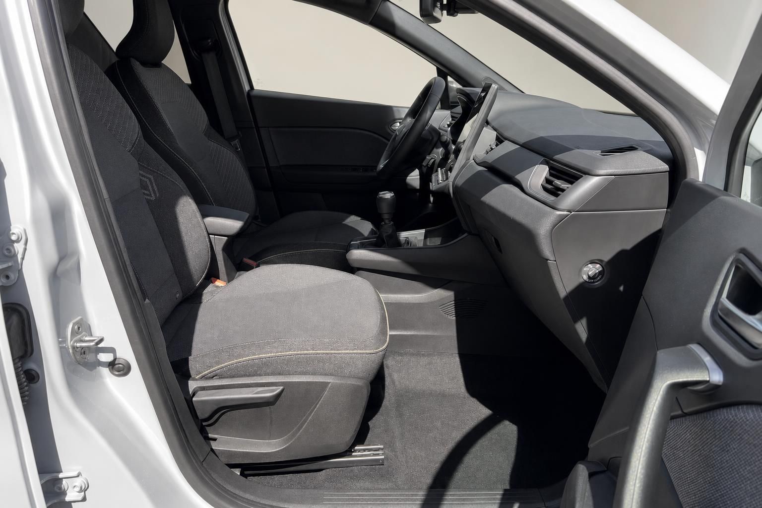 Fahrzeug Innenraum mit grauen Sitzen und schwarzem Armaturenbrett - Beifahrerseite