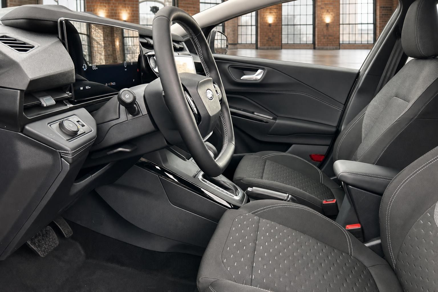 Ford Fahrerseite Innenraum mit Lenkrad, Schaltknauf, Vordersitzen und digitalem Kombiinstrument