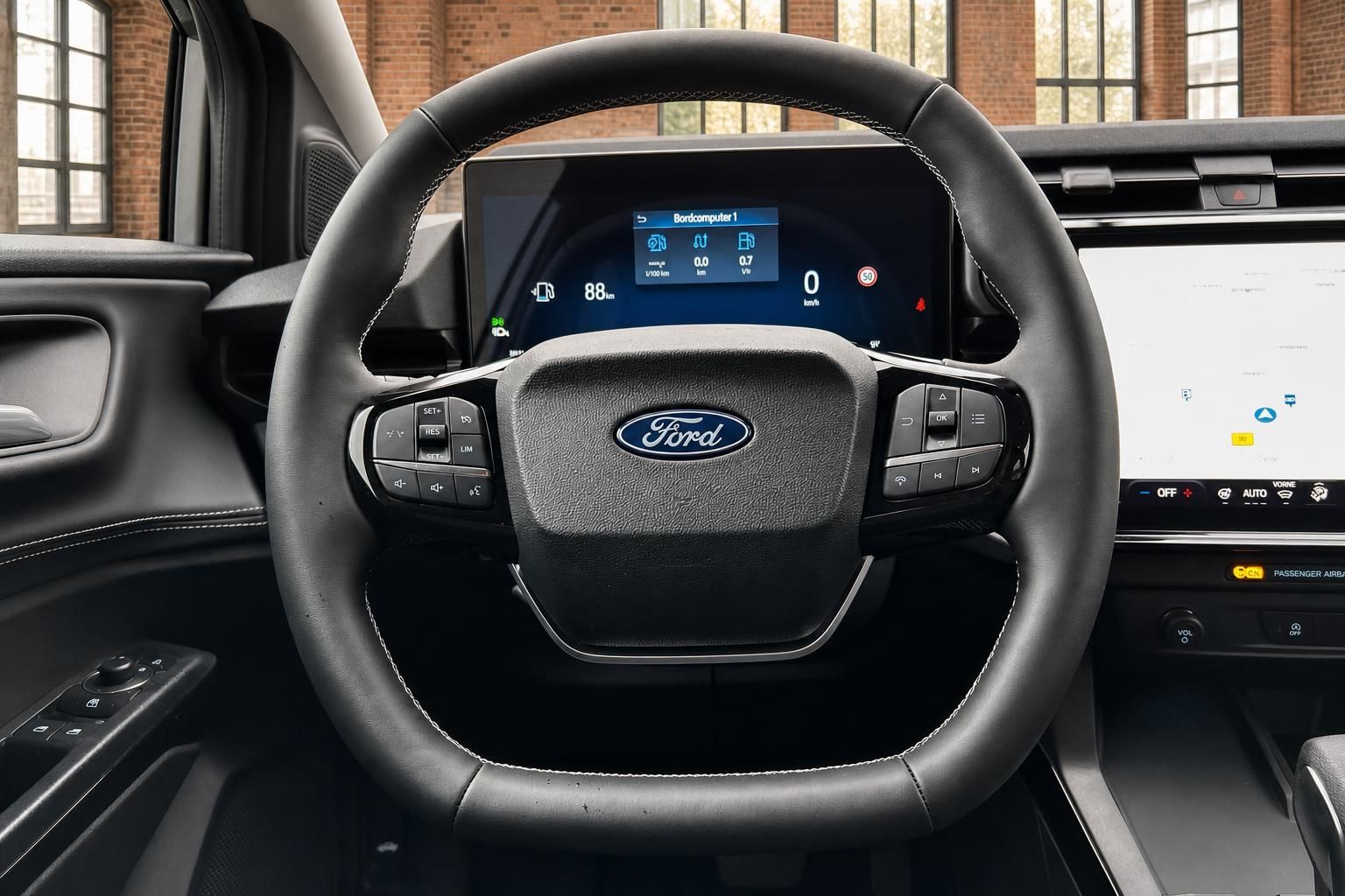 Ford Lenkrad Nahaufnahme mit Multifunktionstasten, digitales Kombiinstrument und großem Touchscreen