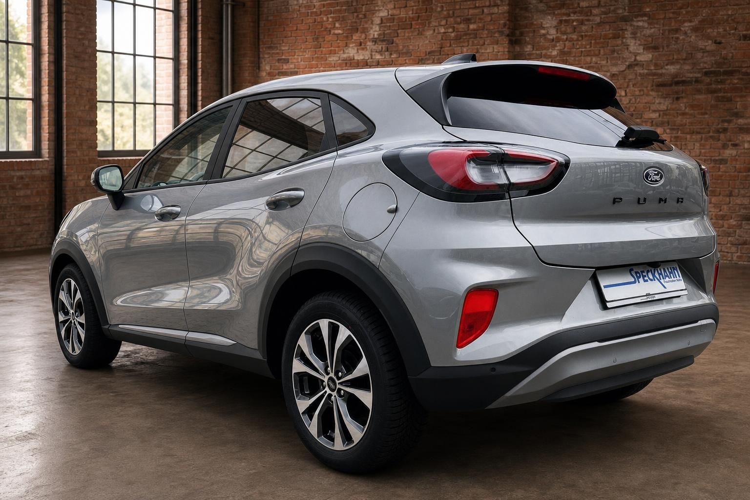 Ford Puma SUV silbergrau Heckansicht schräg links mit Ford-Logo und Puma-Schriftzug – Autohaus Speckhahn