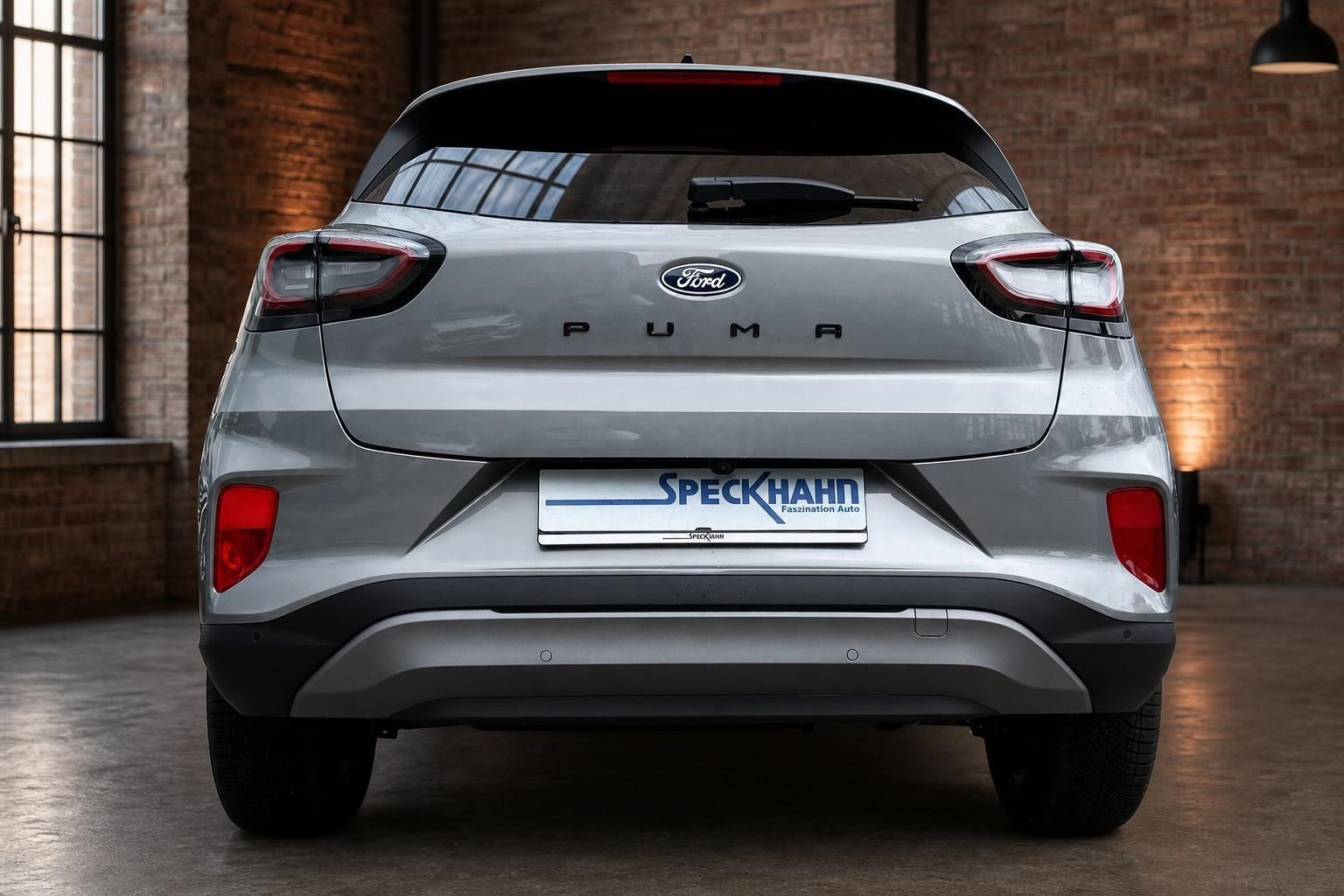 Ford Puma SUV silbergrau direkte Heckansicht mit LED-Rückleuchten und Speckhahn-Kennzeichenrahmen