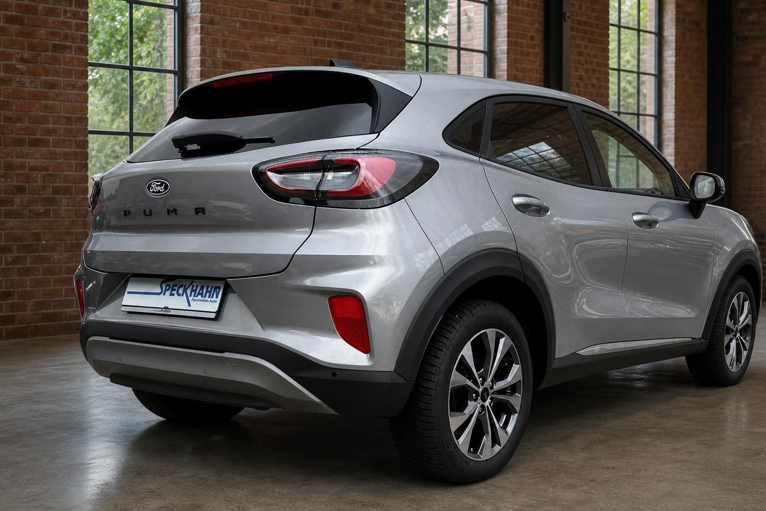 Ford Puma SUV silbergrau Heckansicht schräg rechts mit LED-Rückleuchten – Gebrauchtwagen Speckhahn