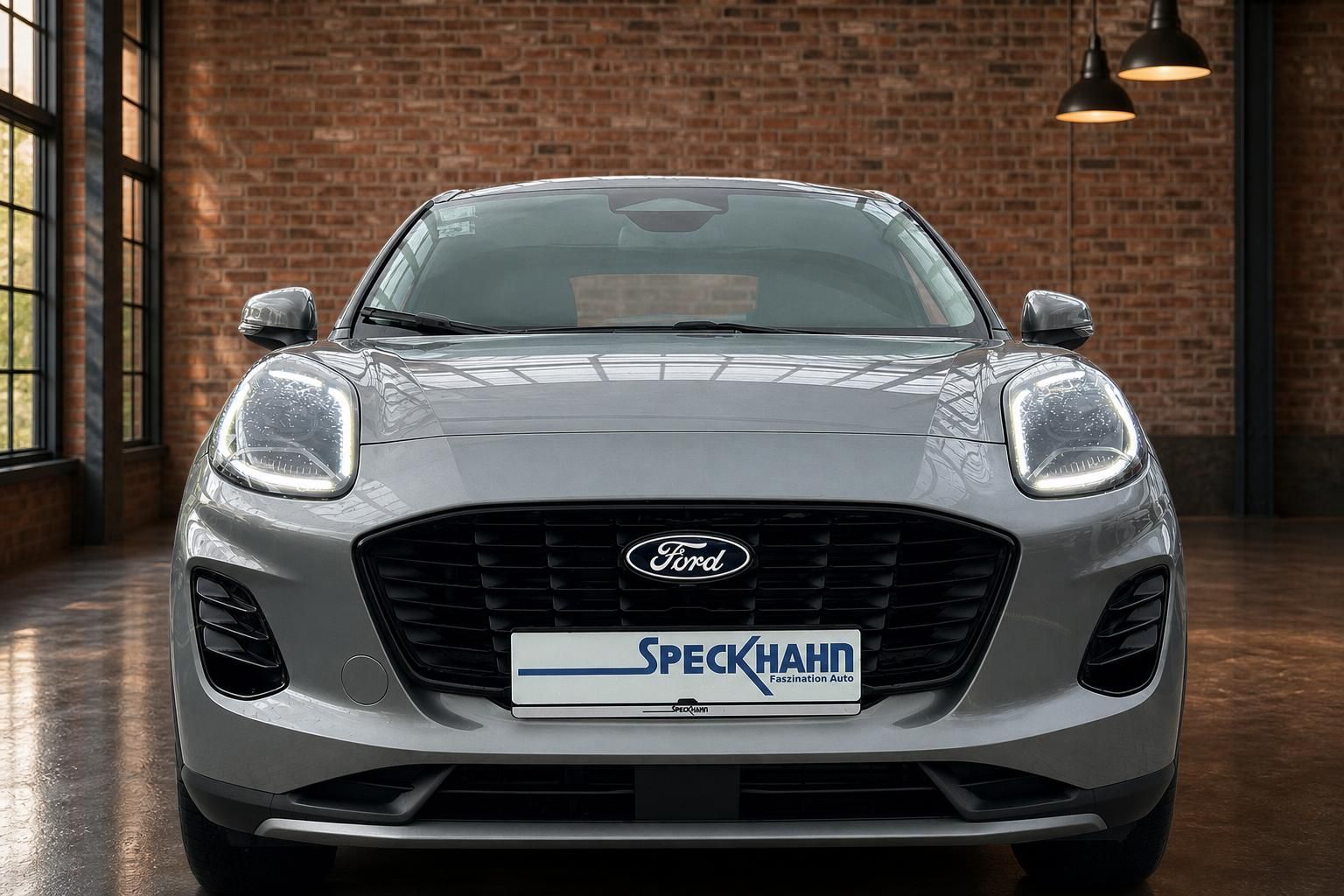 Ford Puma grau Frontansicht – LED-Scheinwerfer und schwarzer Kühlergrill im Studio