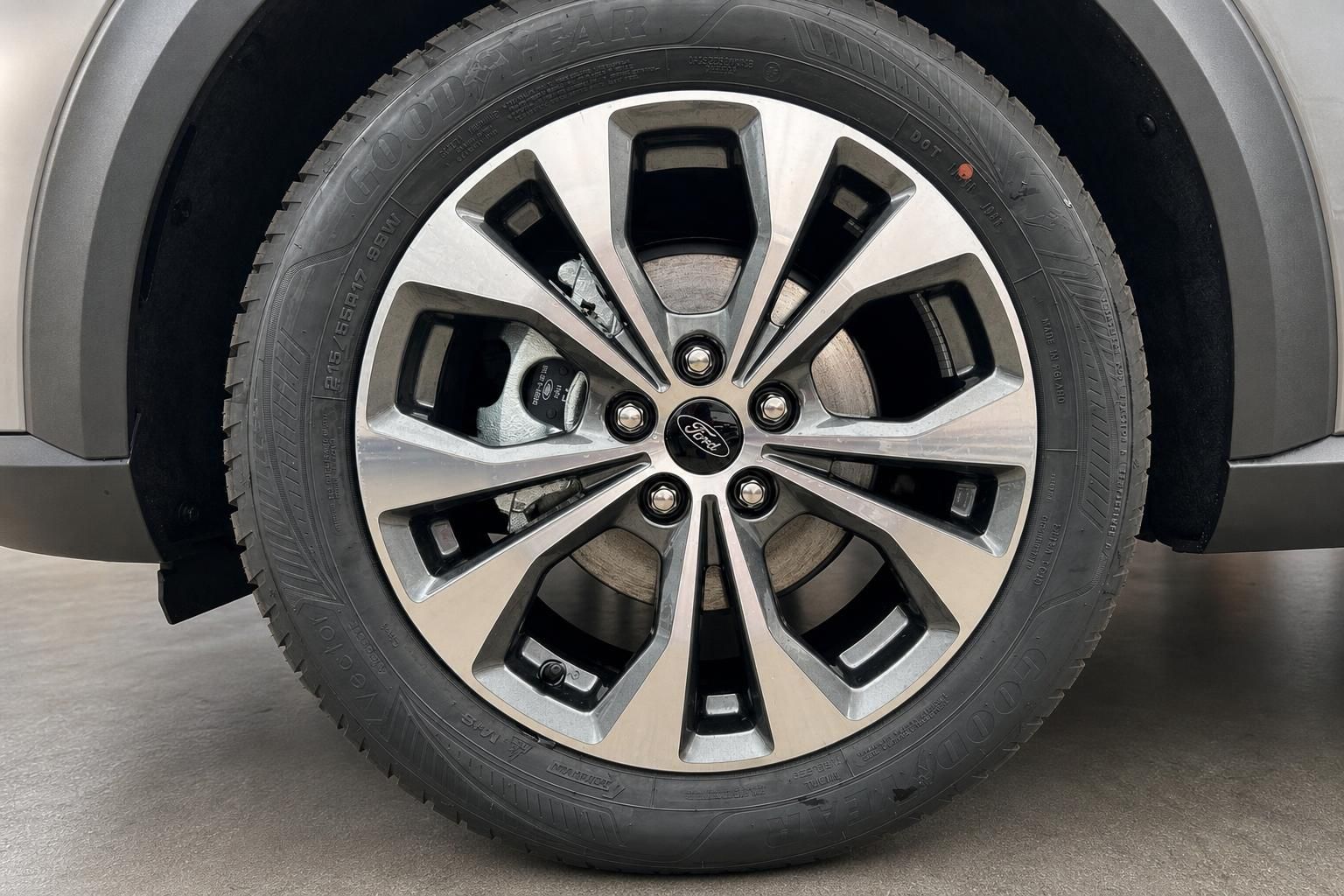 Ford Puma 17-Zoll-Leichtmetallfelge mit Goodyear-Reifen 215/55 R17 Detailaufnahme