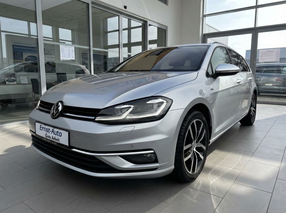 Silberner VW Golf 7 Variant Kombi bei Ernst-Auto Händler, Frontansicht mit LED-Scheinwerfern