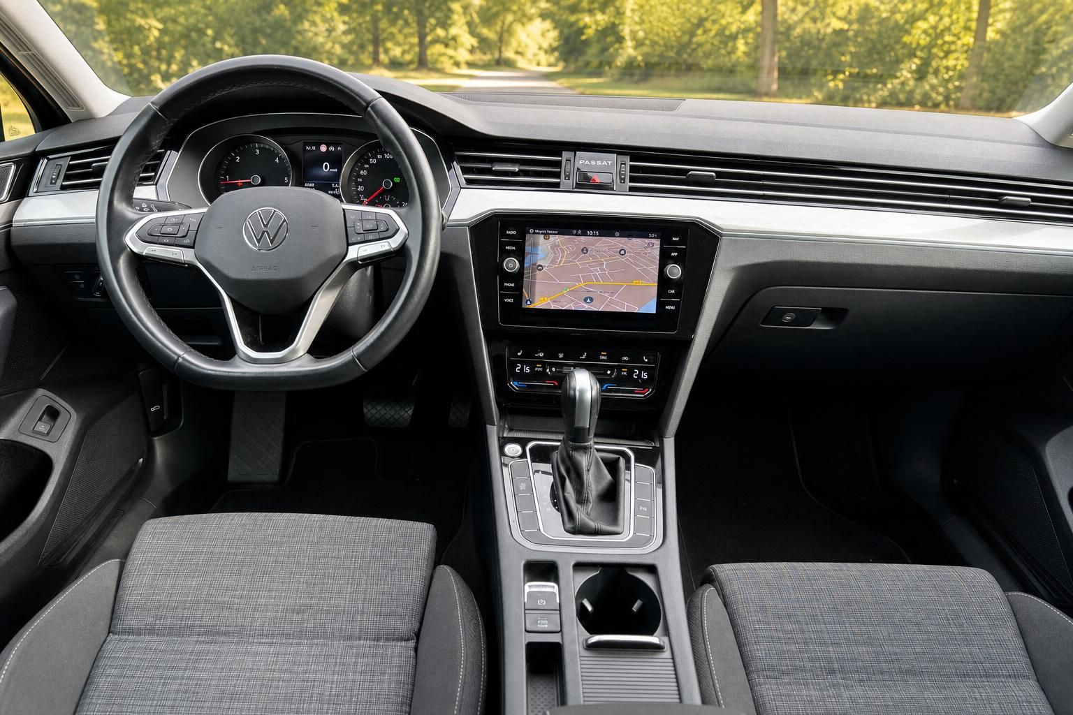 Volkswagen Passat Innenraum mit modernem Cockpit und Touchscreen-Navigationssystem