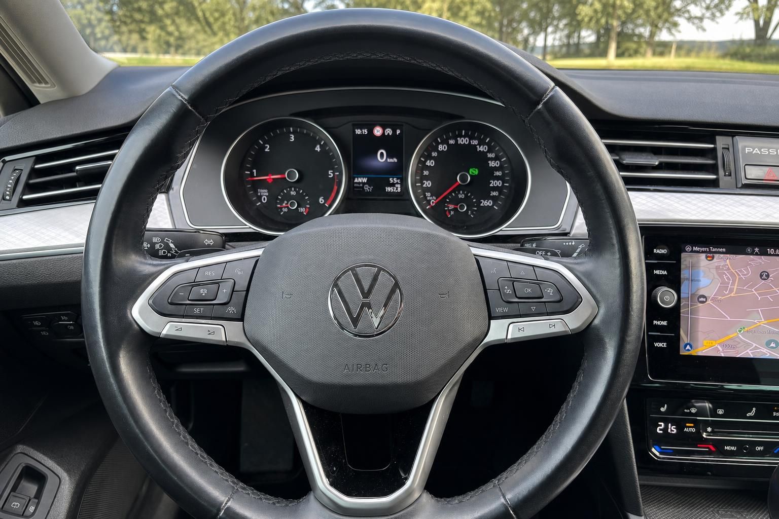 Volkswagen Lenkrad mit Airbag und Multifunktionstasten sowie Armaturenbrett Detail