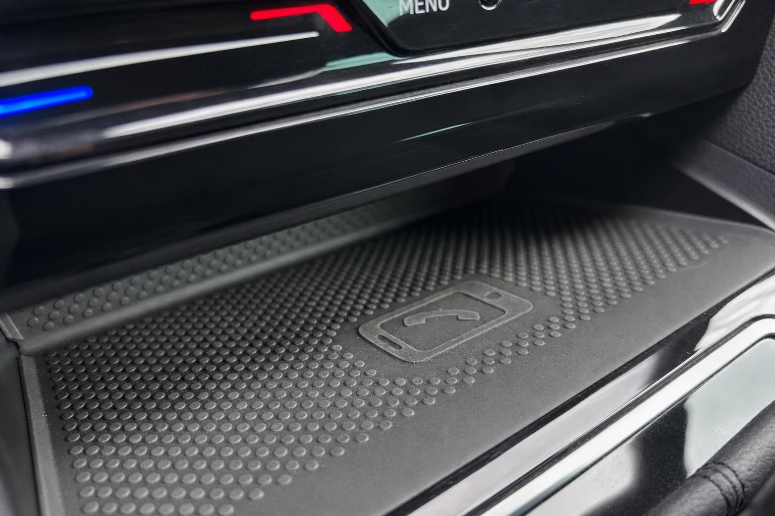 Wireless Charging Pad Detail im Fahrzeug-Innenraum mit strukturierter Oberfläche