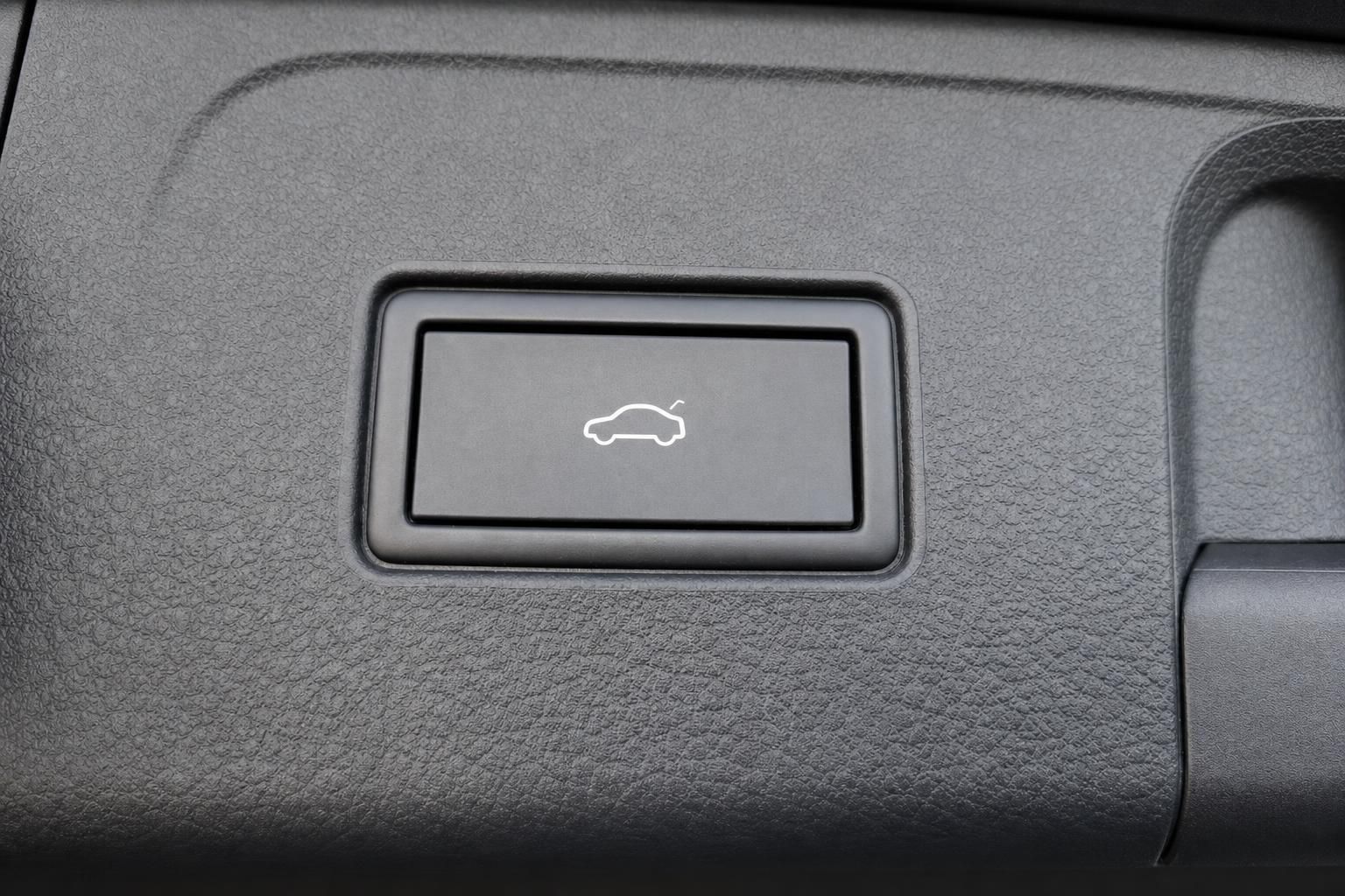 Kofferraum Heckklappe Öffnungs-Taste mit Auto-Symbol in grauer Innenverkleidung