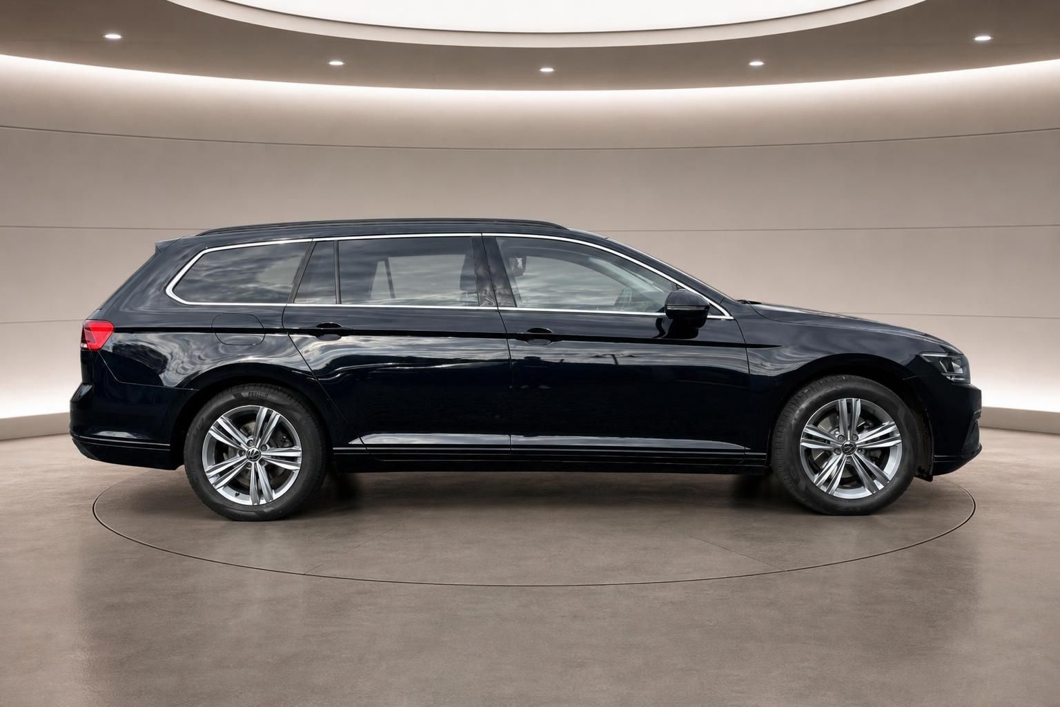 Volkswagen Passat Variant Kombi in Schwarz - elegante Seitenansicht mit modernen Alufelgen und Panoramadach