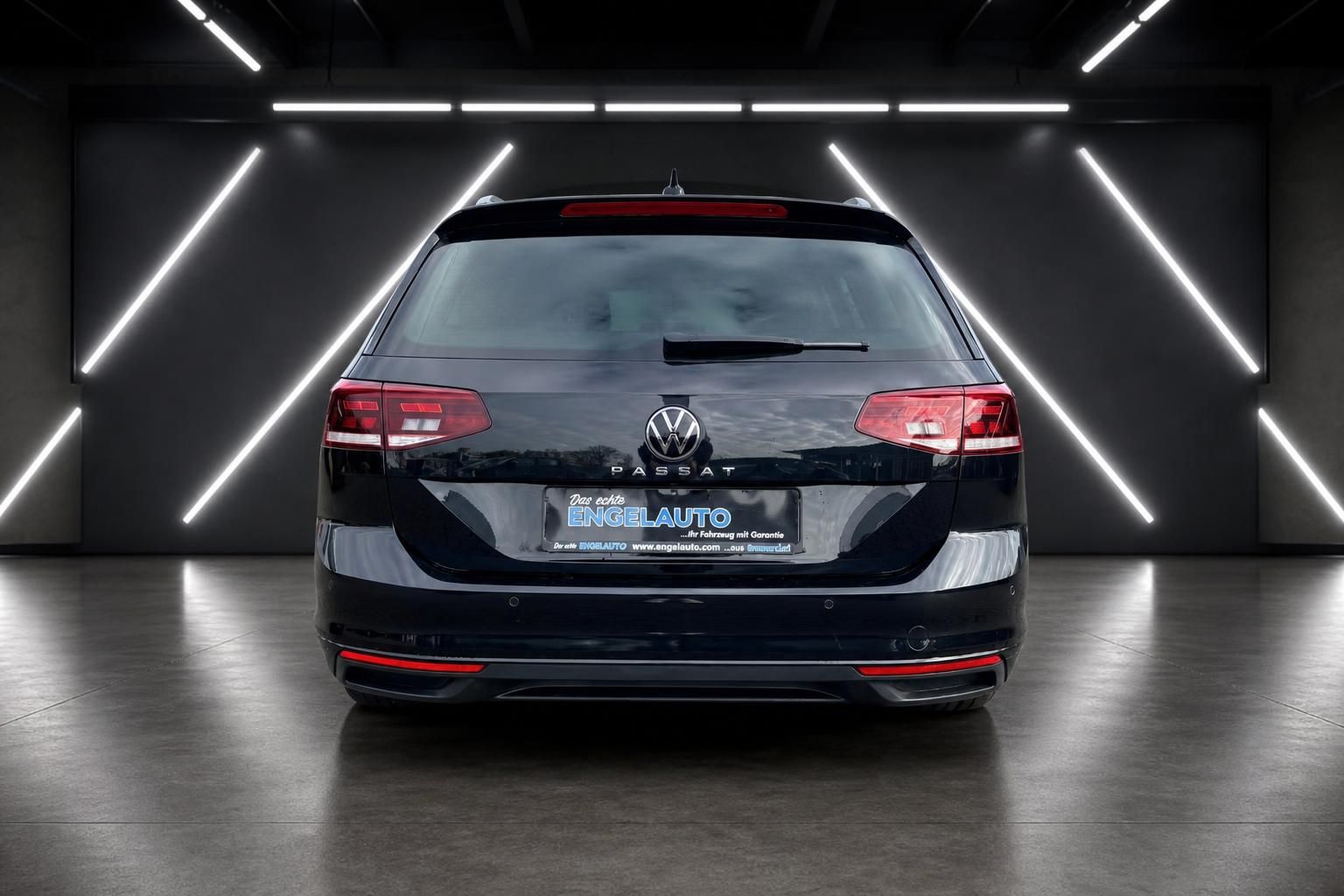 VW Passat Kombi in schwarz - Heckansicht mit LED-Rücklichtern und modernem Design