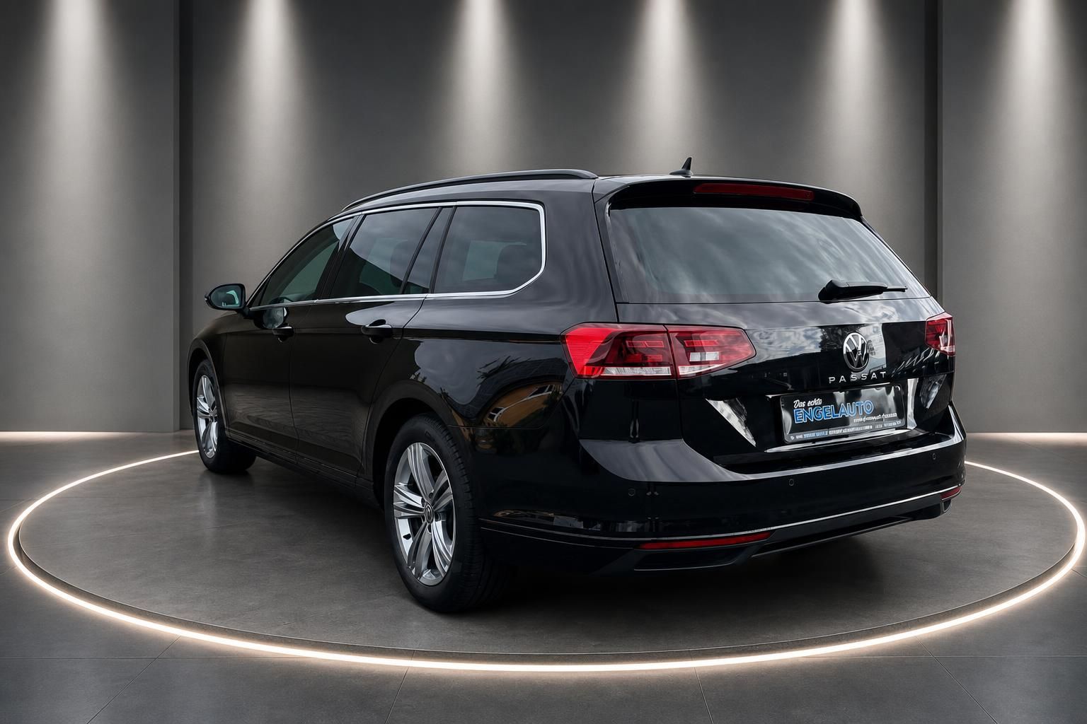 Volkswagen Passat Variant schwarz - Heckansicht mit Alufelgen auf elegantem Präsentationsteller