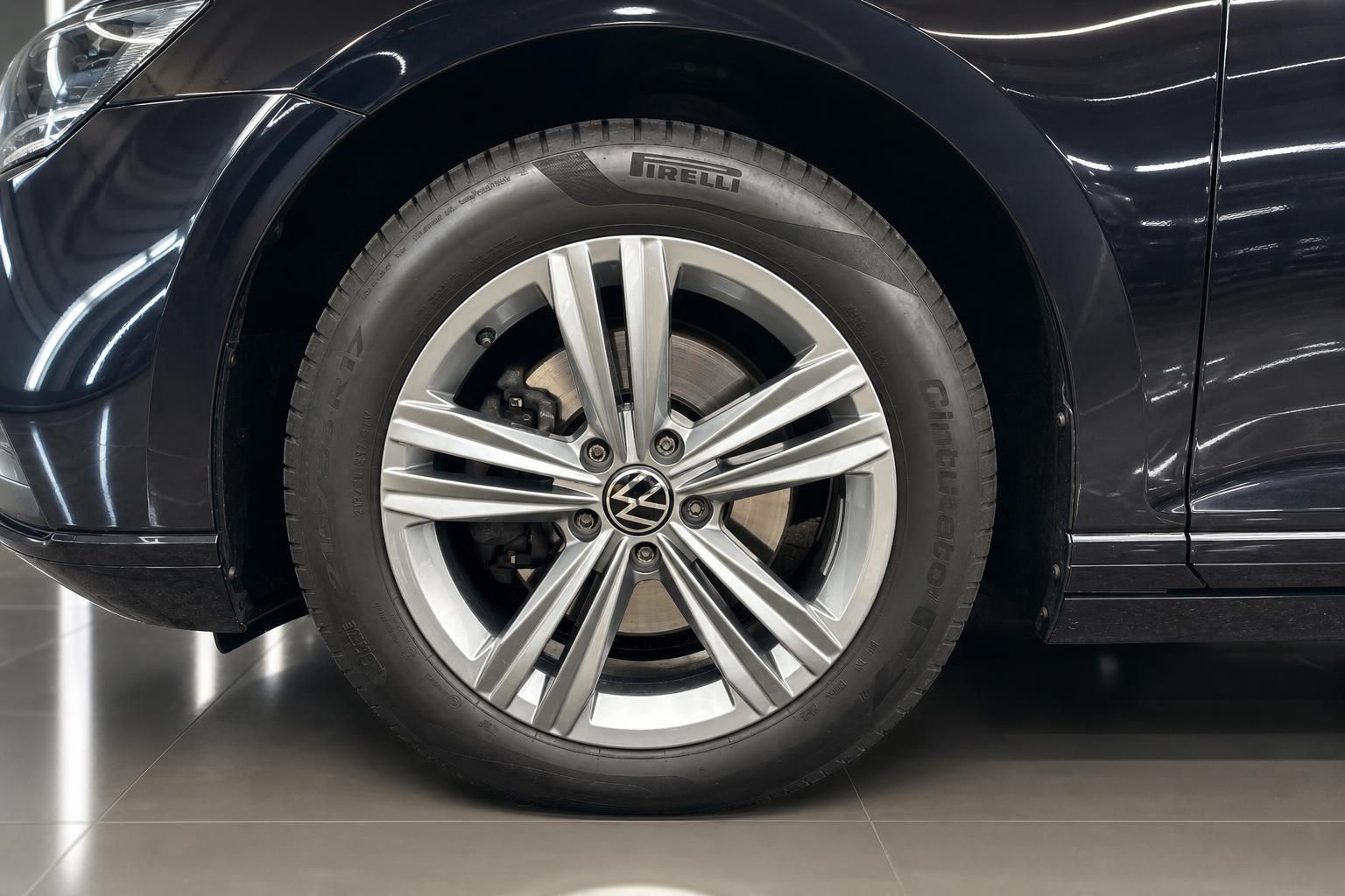 Volkswagen Passat Variant - Nahaufnahme Alufelge mit Pirelli-Reifen und VW-Logo