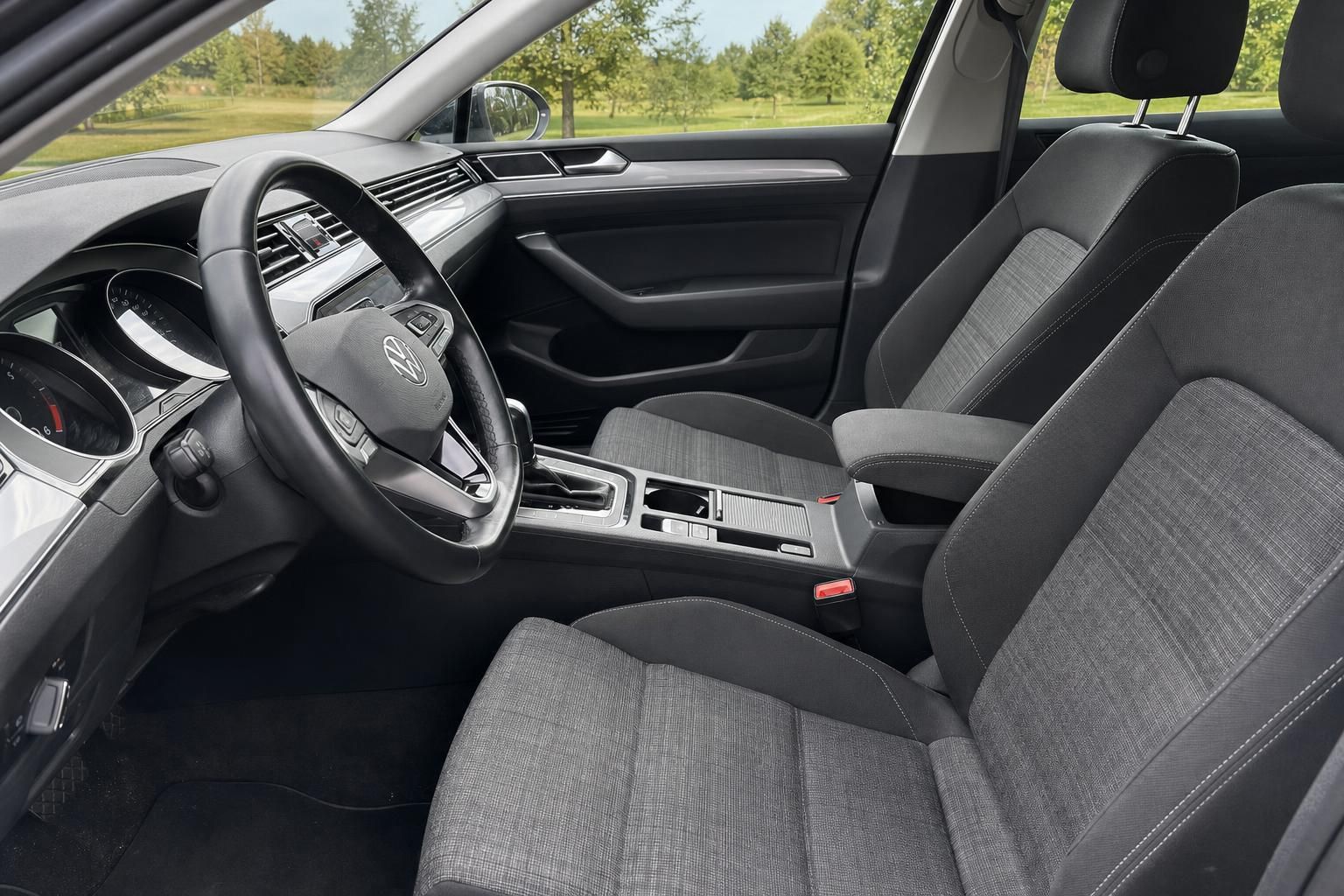 Volkswagen Passat Innenraum - Cockpit mit Lenkrad, Armaturenbrett und Stoffsitzen grau