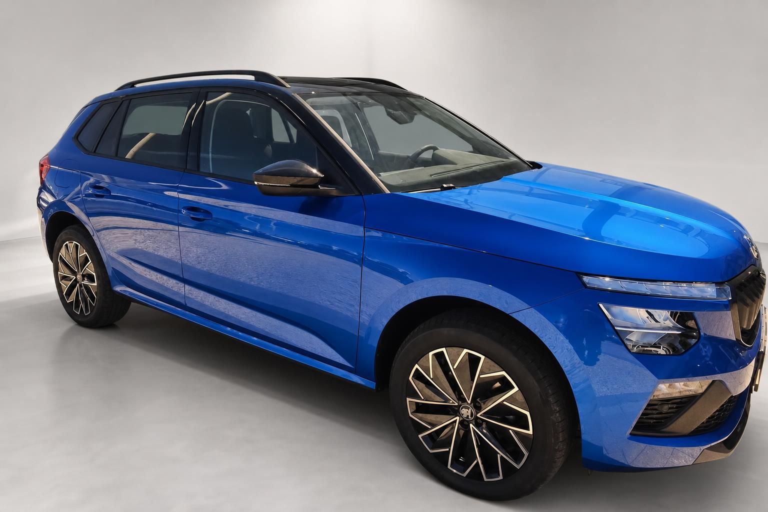 Skoda Kamiq blau Frontansicht schraeg Neuwagen Studio