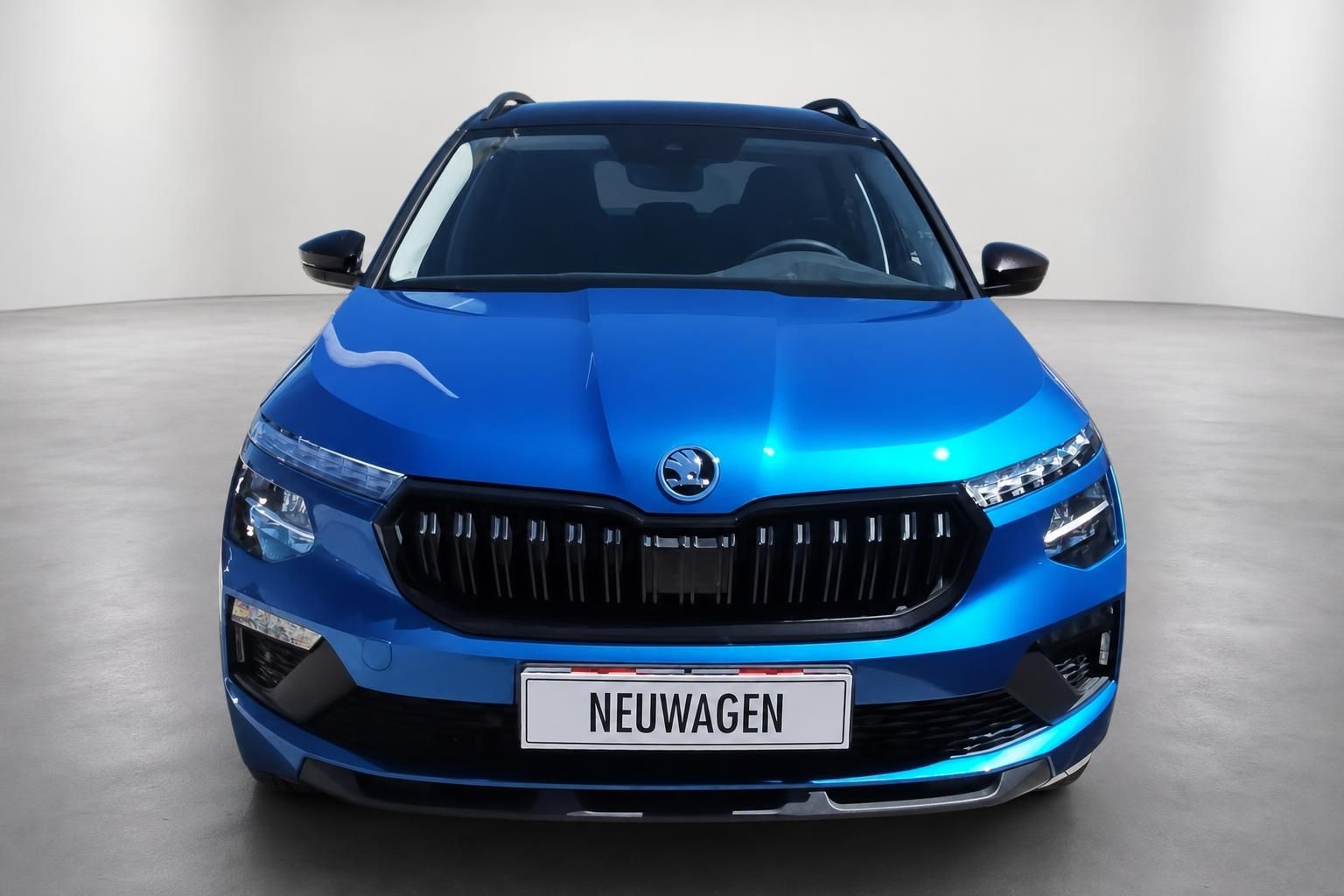 Skoda Kamiq blau Frontansicht Neuwagen Studio