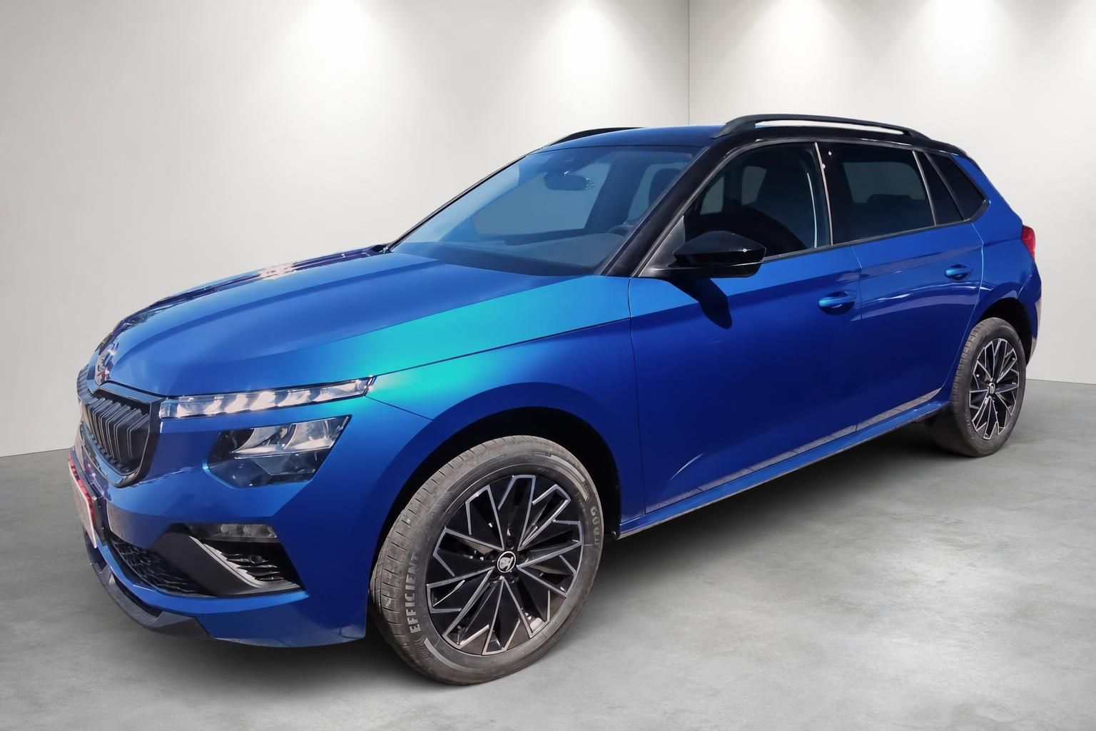 Skoda Kamiq blau Frontansicht seitlich Neuwagen im Studio