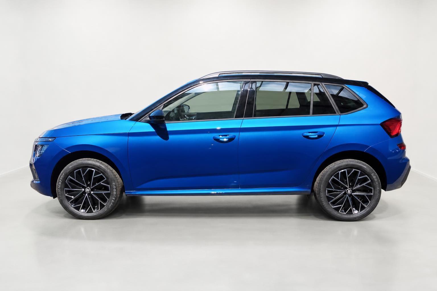 Skoda Kamiq blau Seitenansicht Neuwagen mit schwarzen Alufelgen