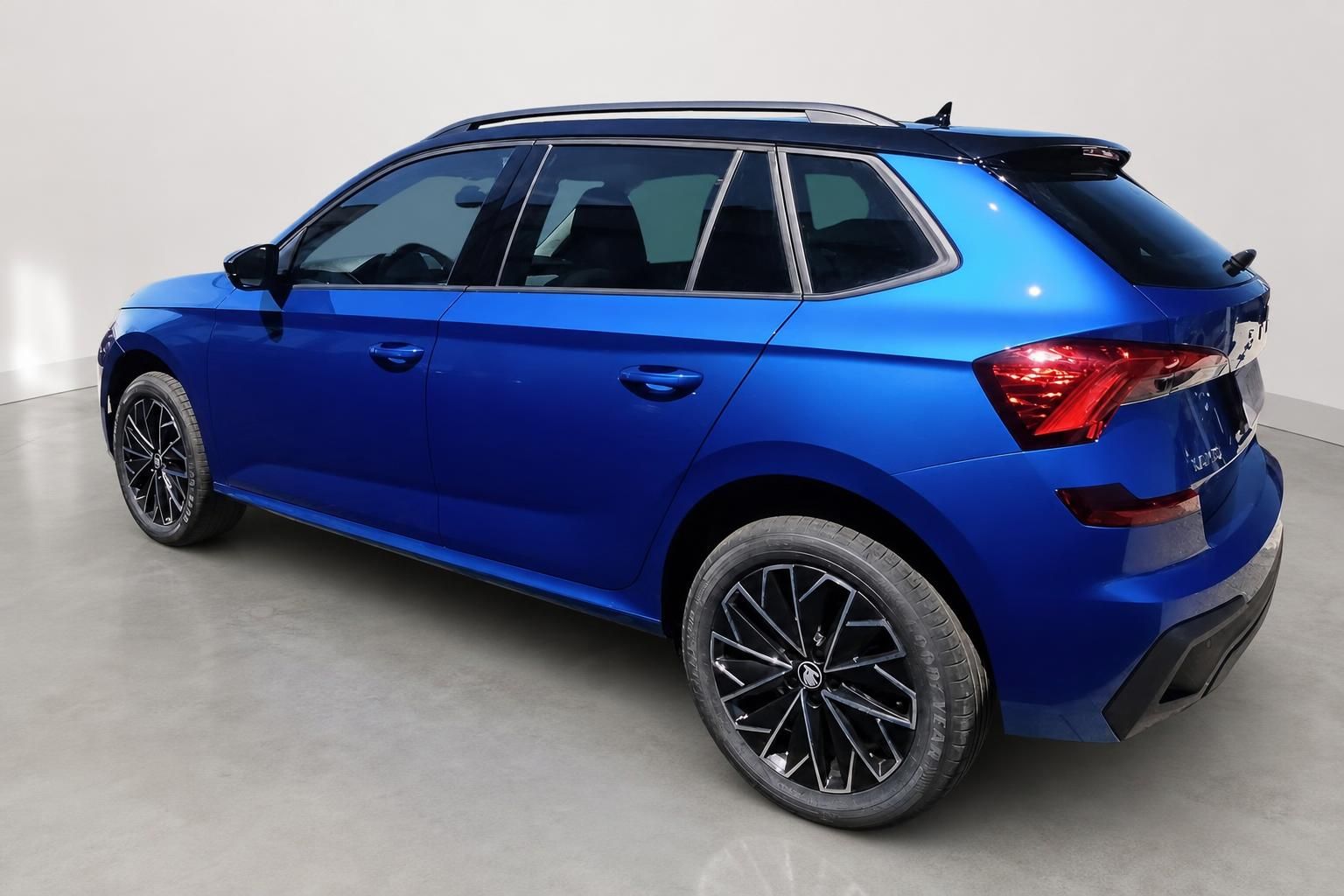Skoda Kamiq blau Heckansicht seitlich Neuwagen mit LED-Rückleuchten