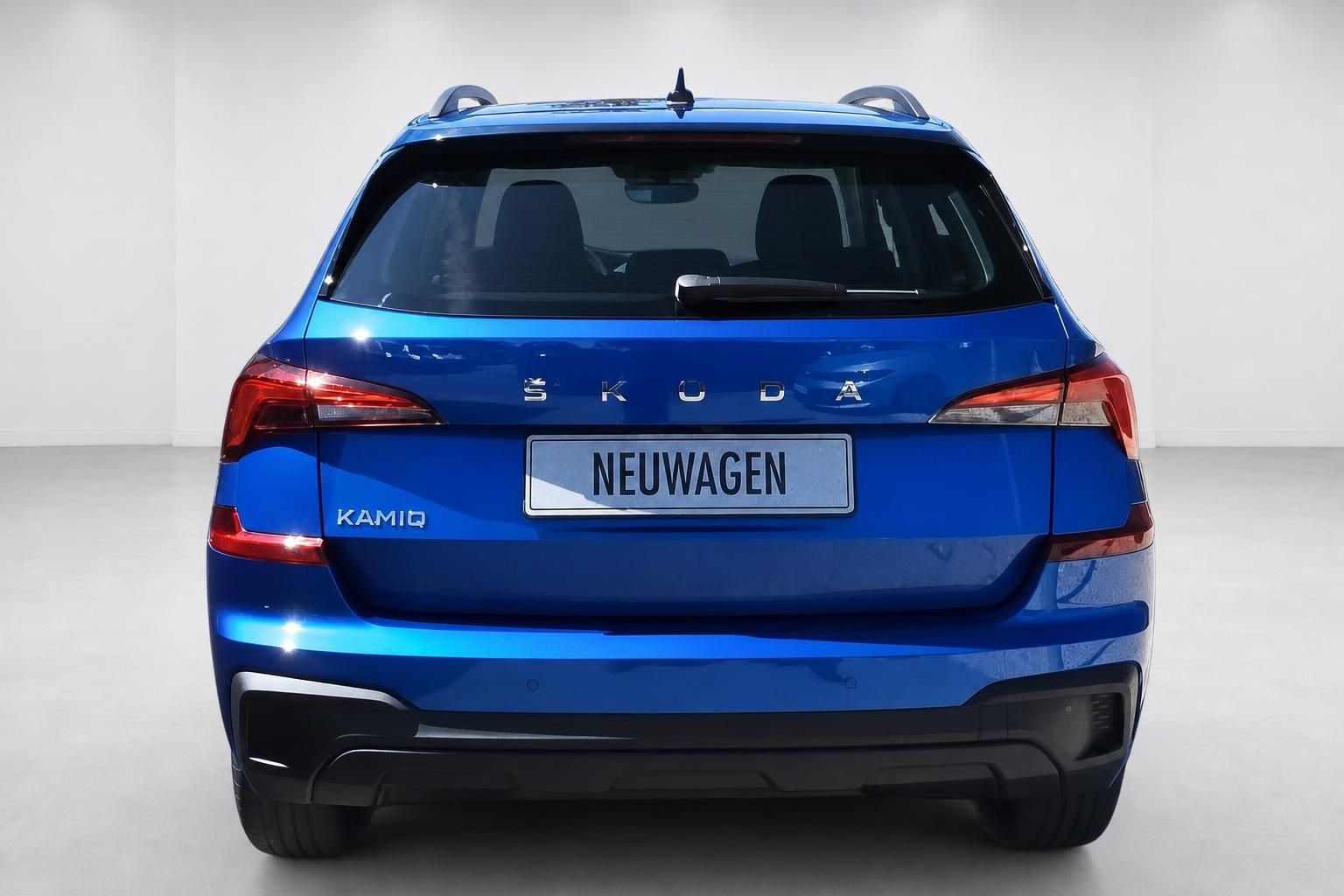 Skoda Kamiq blau Heckansicht Neuwagen im Studio