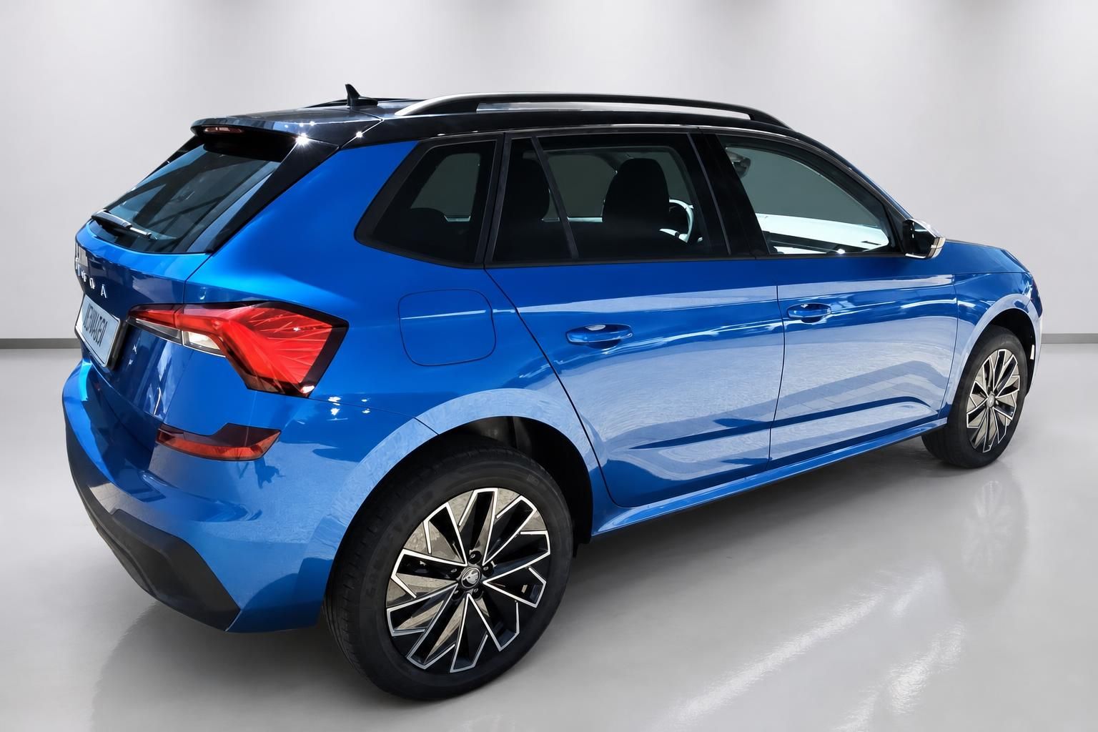 Skoda Kamiq blau Heckansicht schraeg Neuwagen Studiofoto