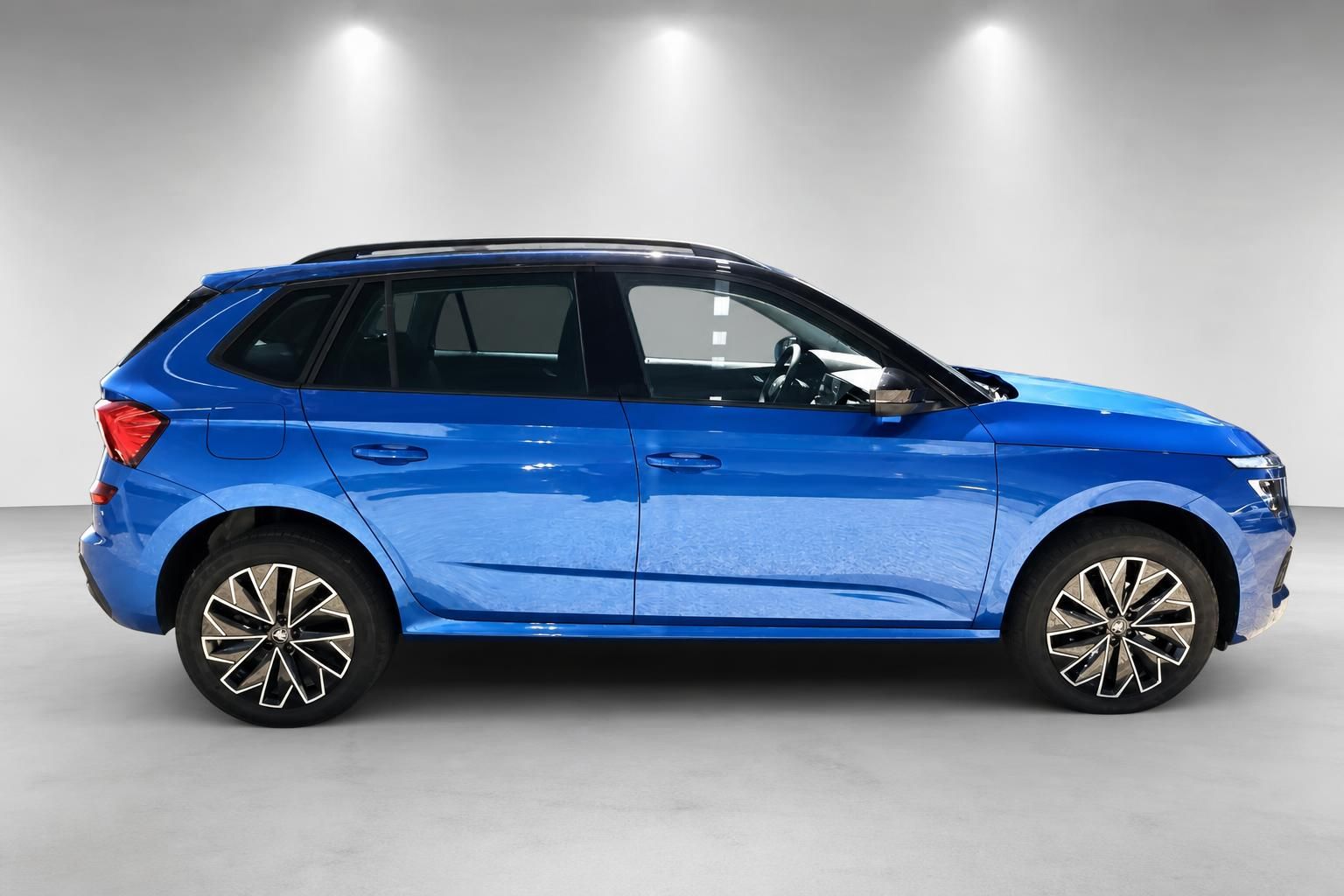 Skoda Kamiq blau Seitenansicht Neuwagen Studioaufnahme