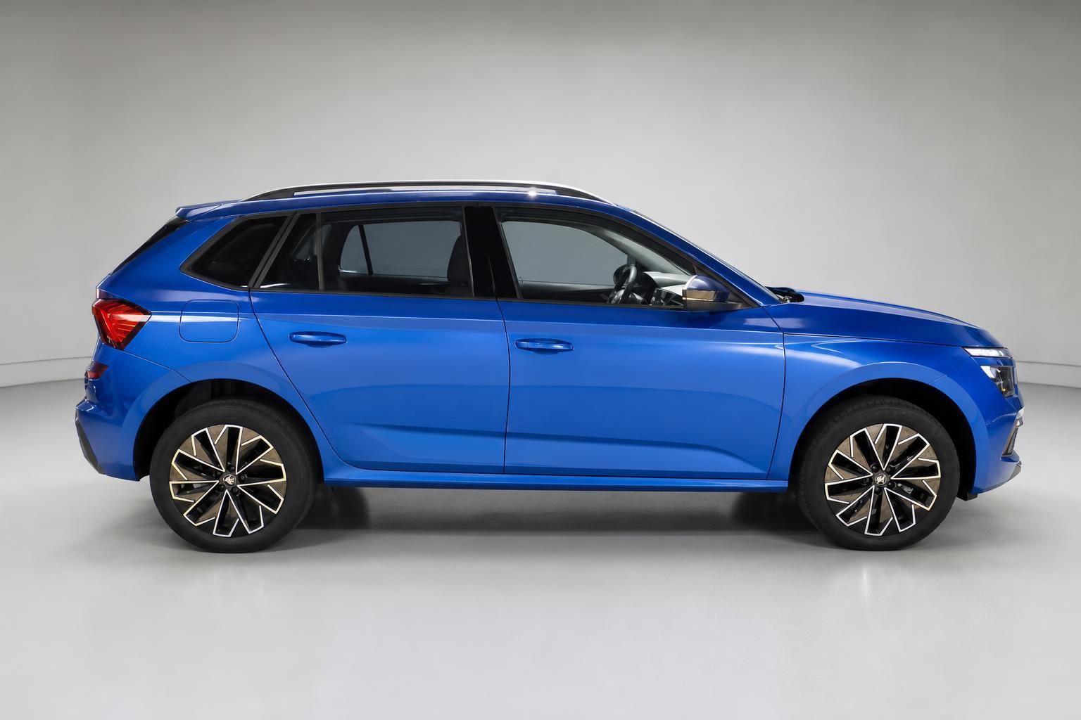 Skoda Kamiq blau Seitenansicht Kompakt-SUV Studiofoto