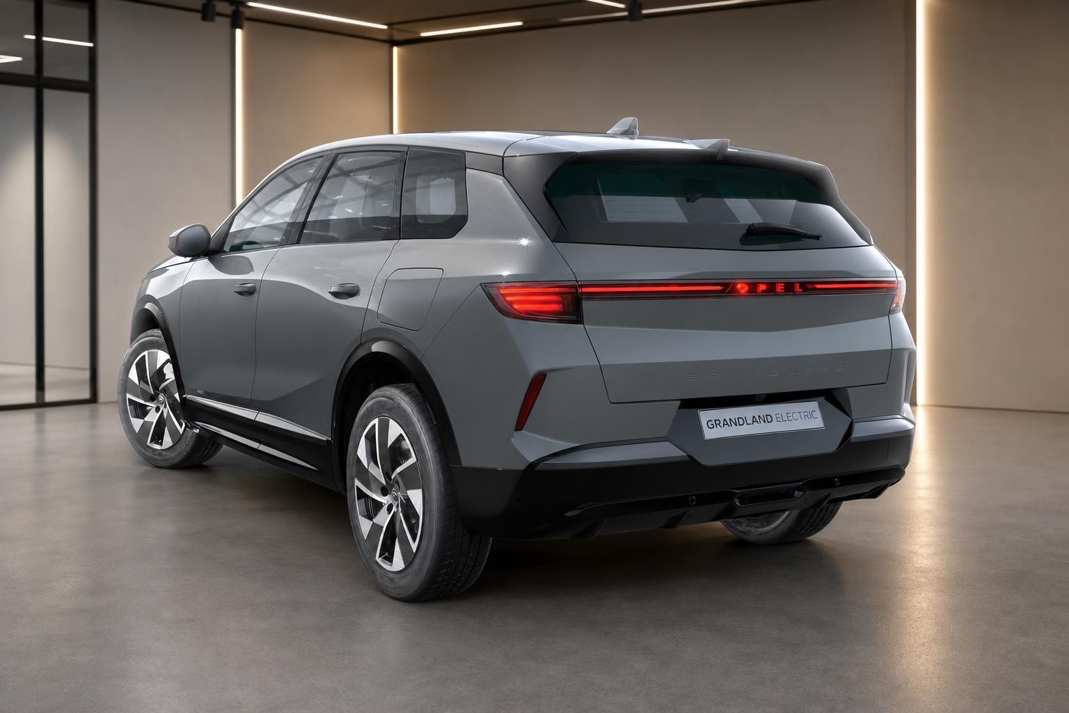 Opel Grandland Electric SUV in Dunkelgrau Heckansicht schräg rechts im Showroom