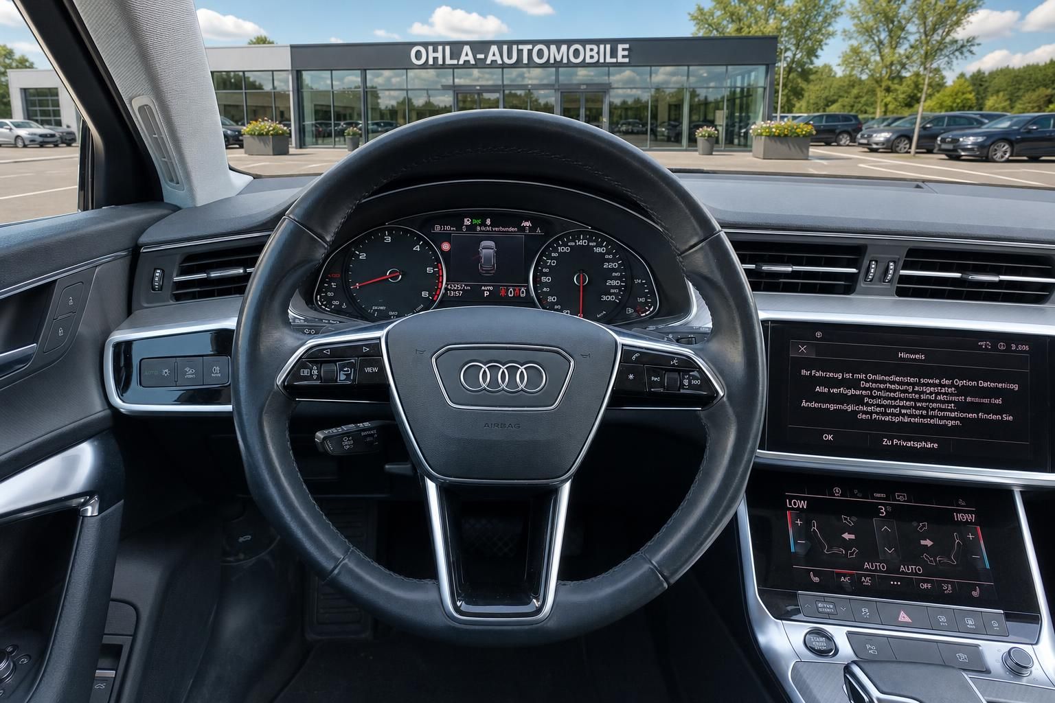 Audi Lenkrad mit Cockpit und Infotainment-Display