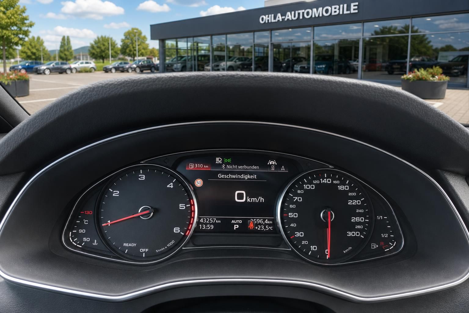 Kombiinstrument mit Tacho und Drehzahlmesser im Audi