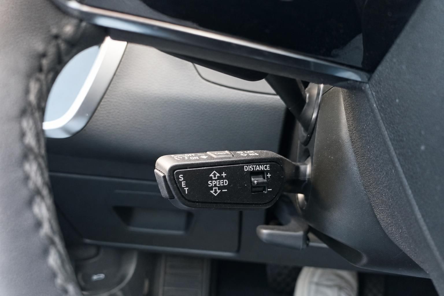 Tempomat-Bedienhebel im Fahrzeuginnenraum eines Audi