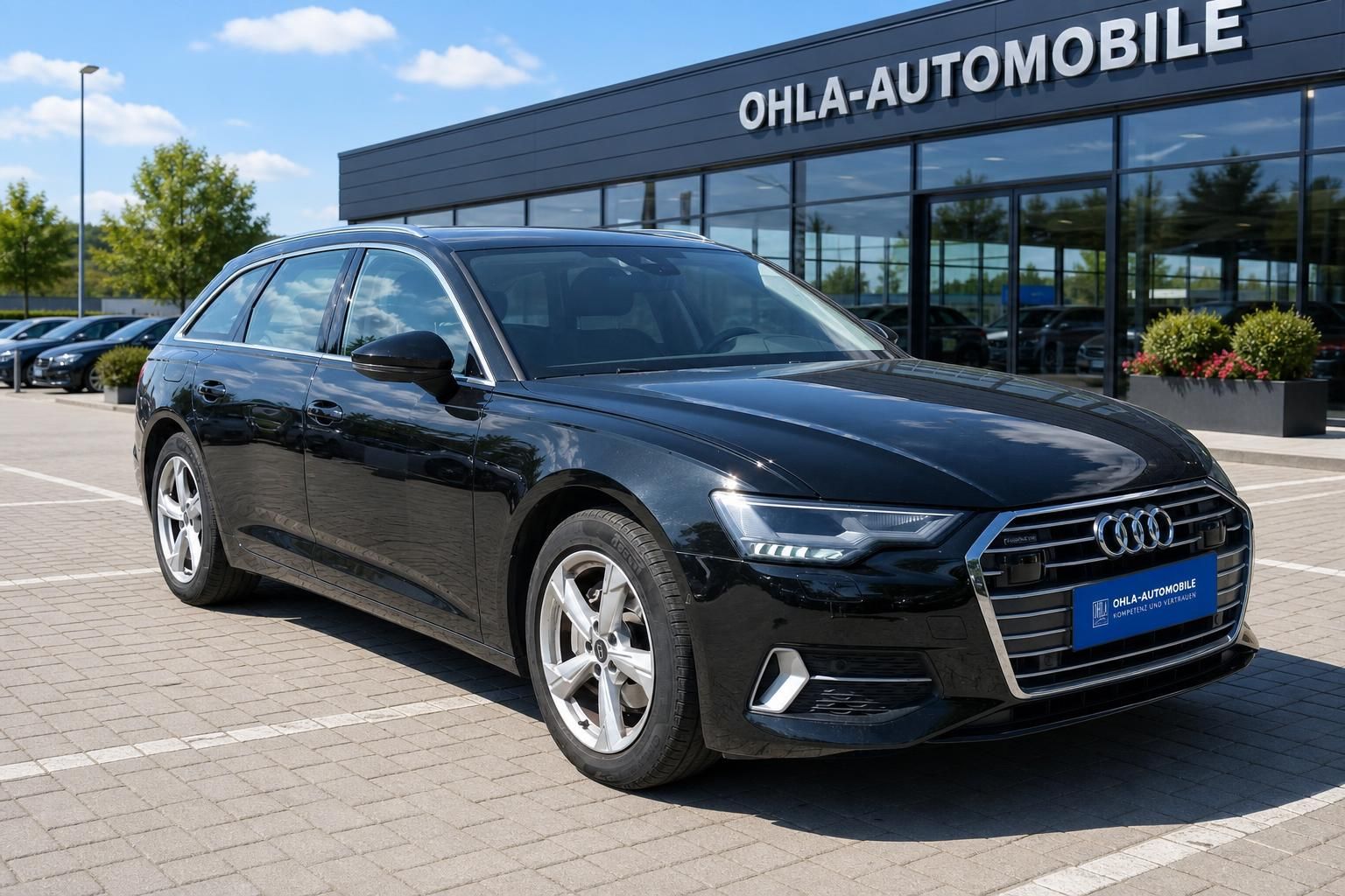 Audi A6 Avant schwarz Frontansicht seitlich vor Ausstellung