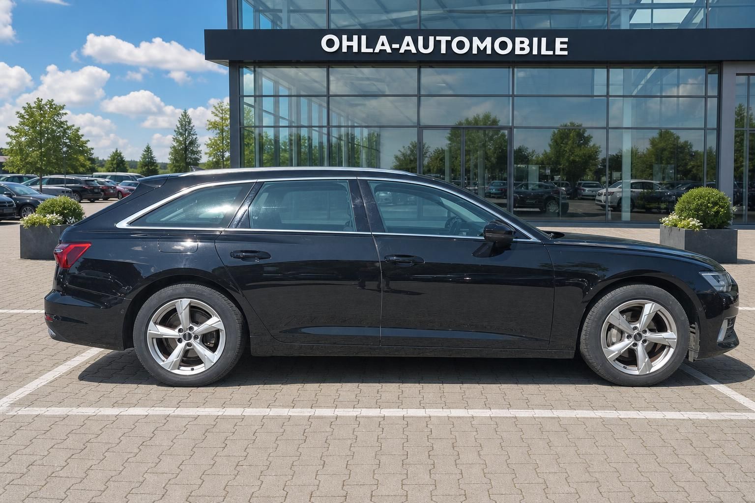 Audi A6 Avant schwarz Seitenansicht vor Autohaus Ohla