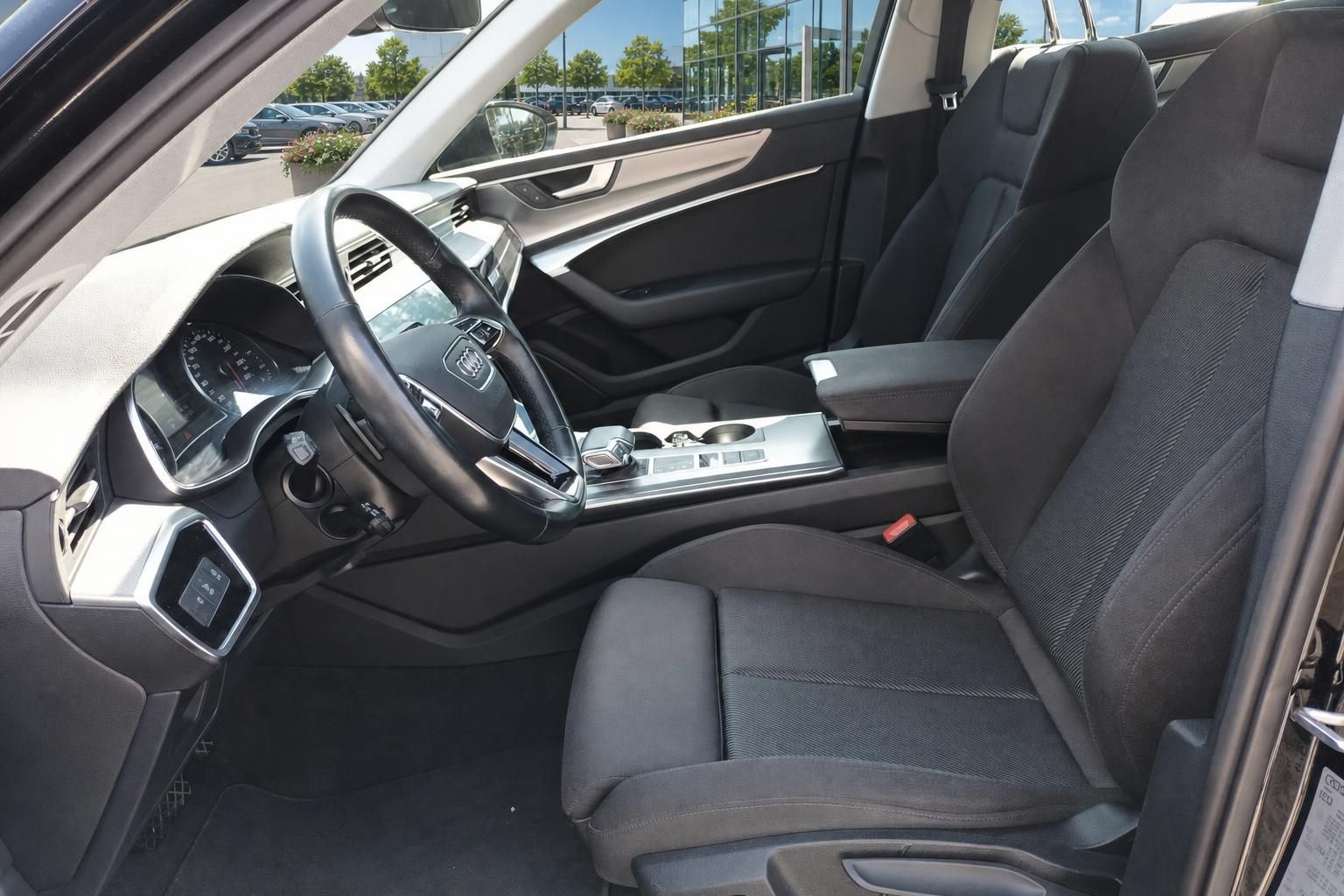 Audi A6 Avant Innenraum Vordersitze und Cockpit Detail