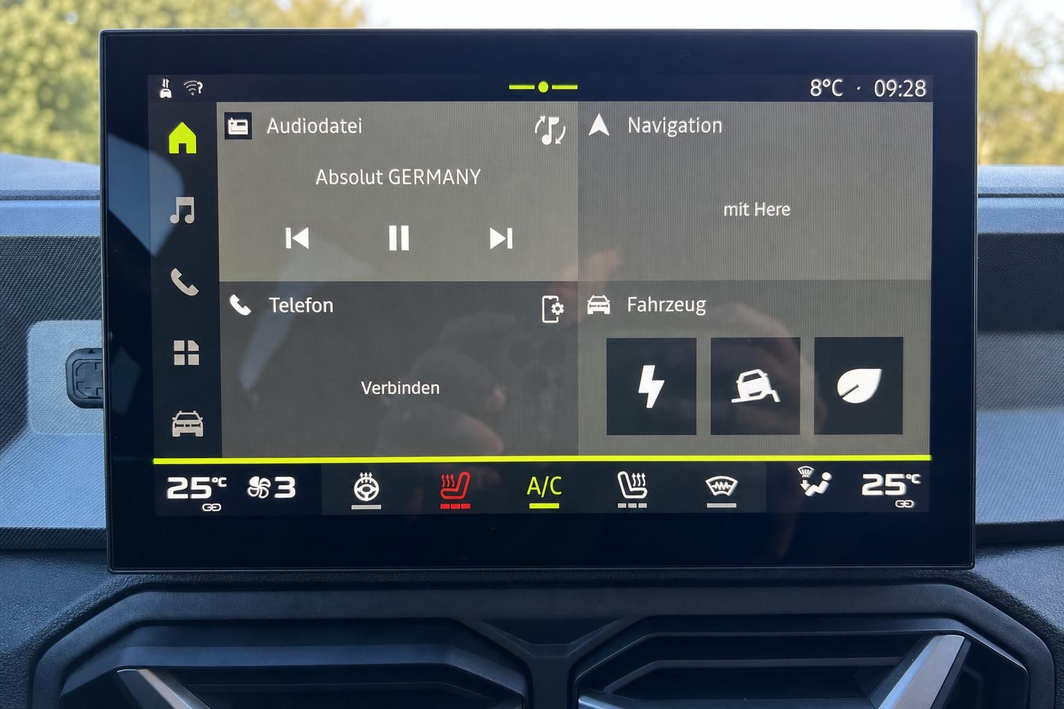 Fahrzeug Infotainment Display mit Navigation, Audiodatei-Wiedergabe und Klimaanlagen-Bedienung