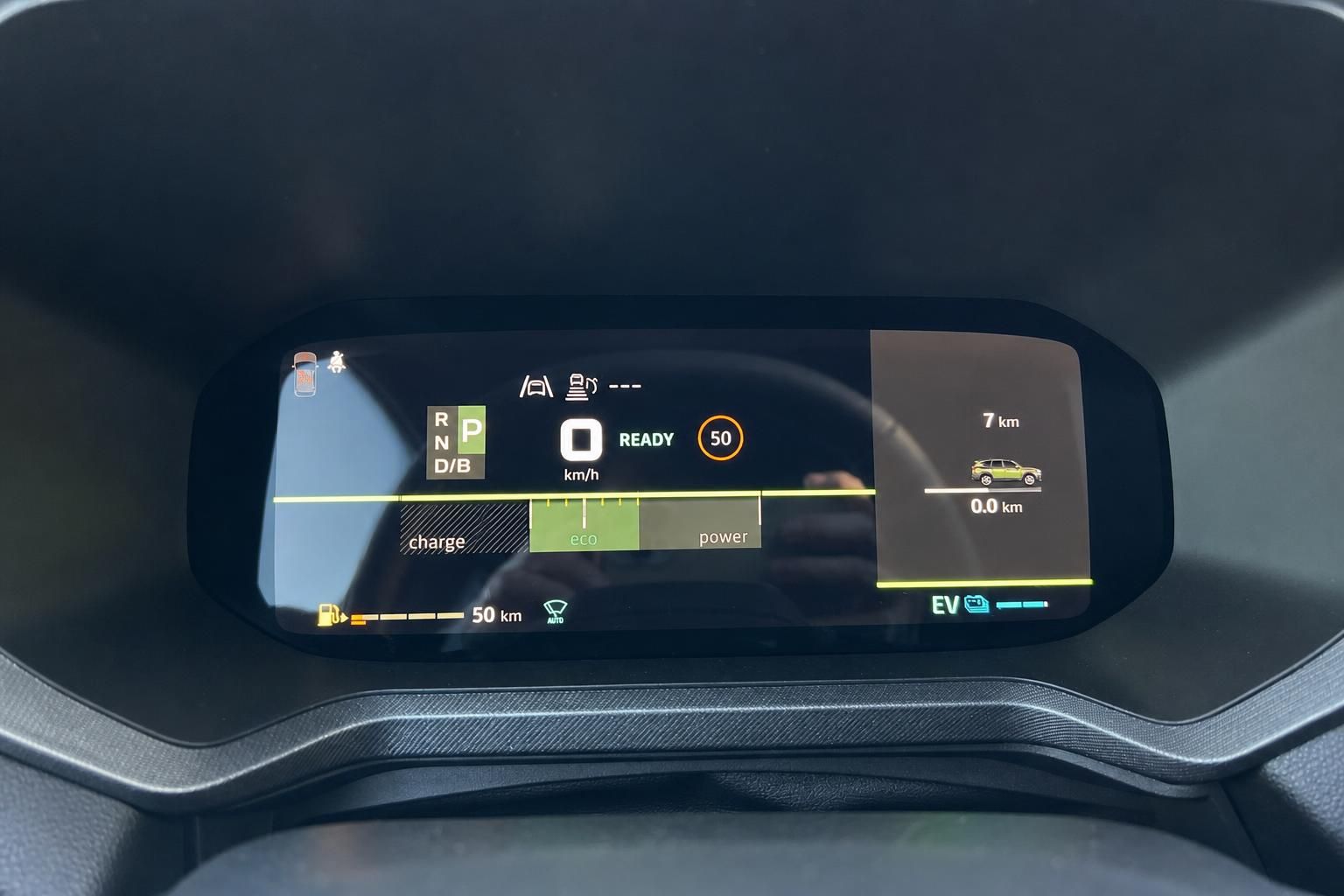 Digitales Cockpit Display eines Elektrofahrzeugs mit Ladestatus und Fahrmodi