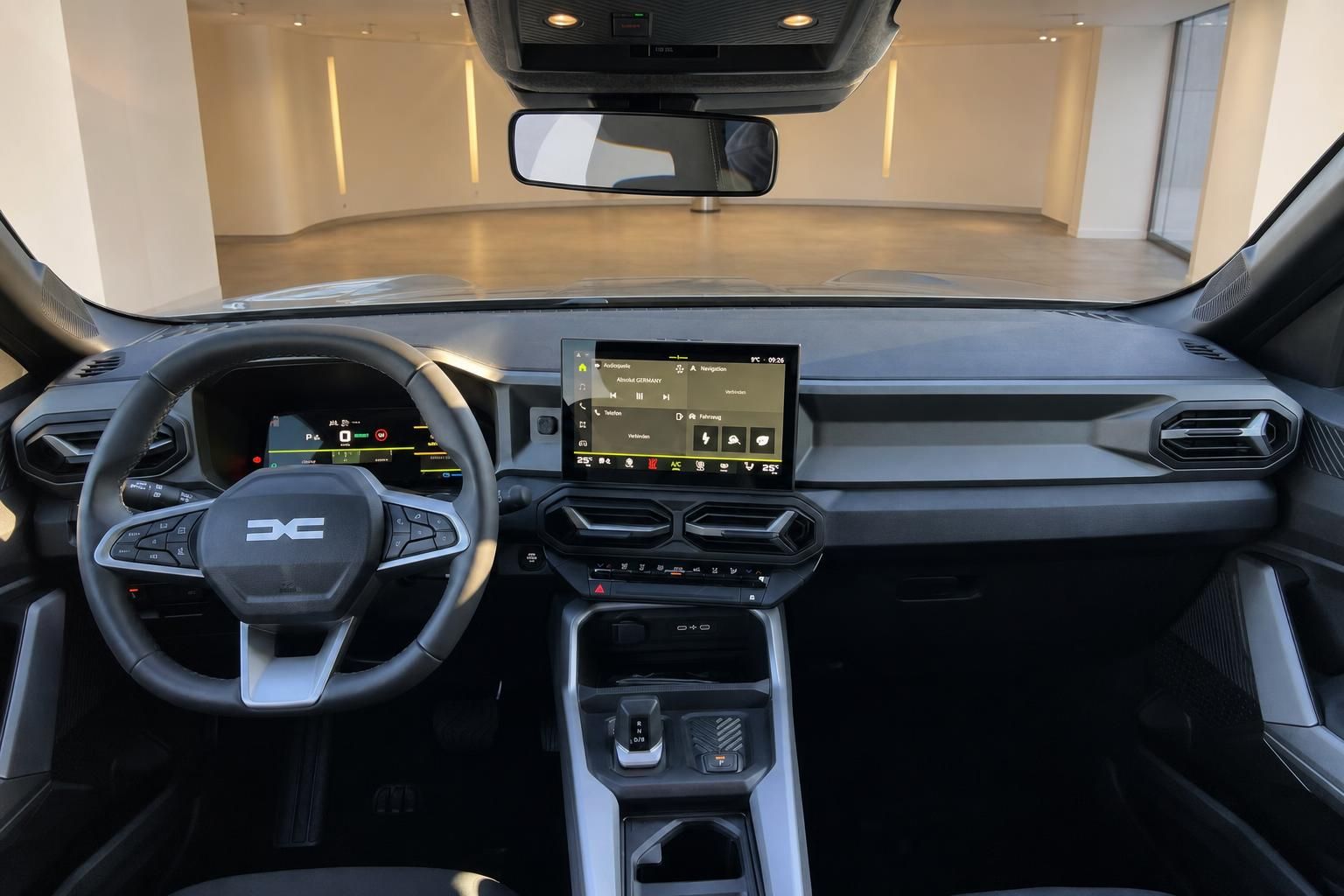Fahrzeug Armaturenbrett mit modernem Touchscreen Display und schwarzem Lenkrad im Innenraum