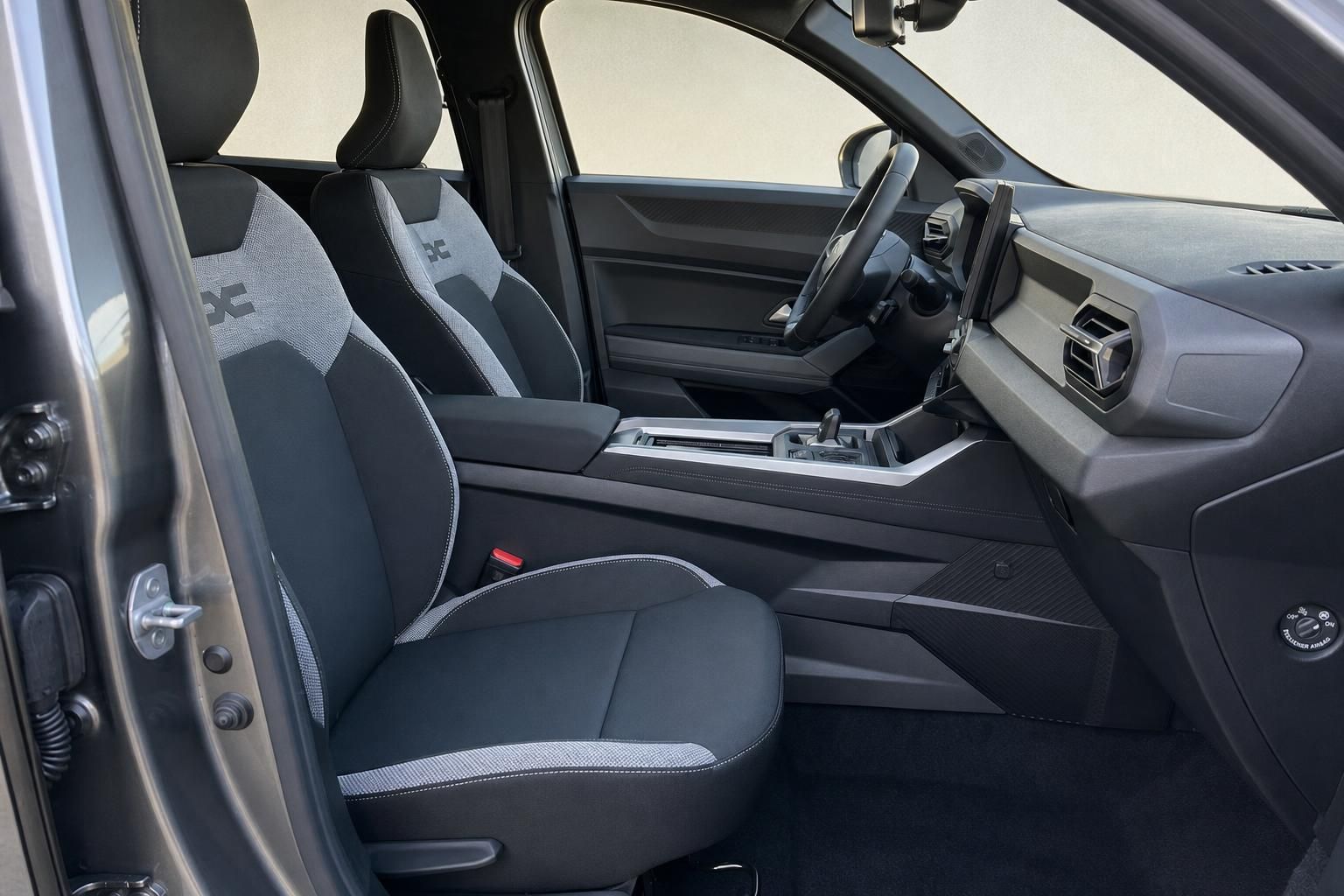 Dacia Bigster Innenraum Vordersitze Cockpit grau-schwarze Ausstattung modern